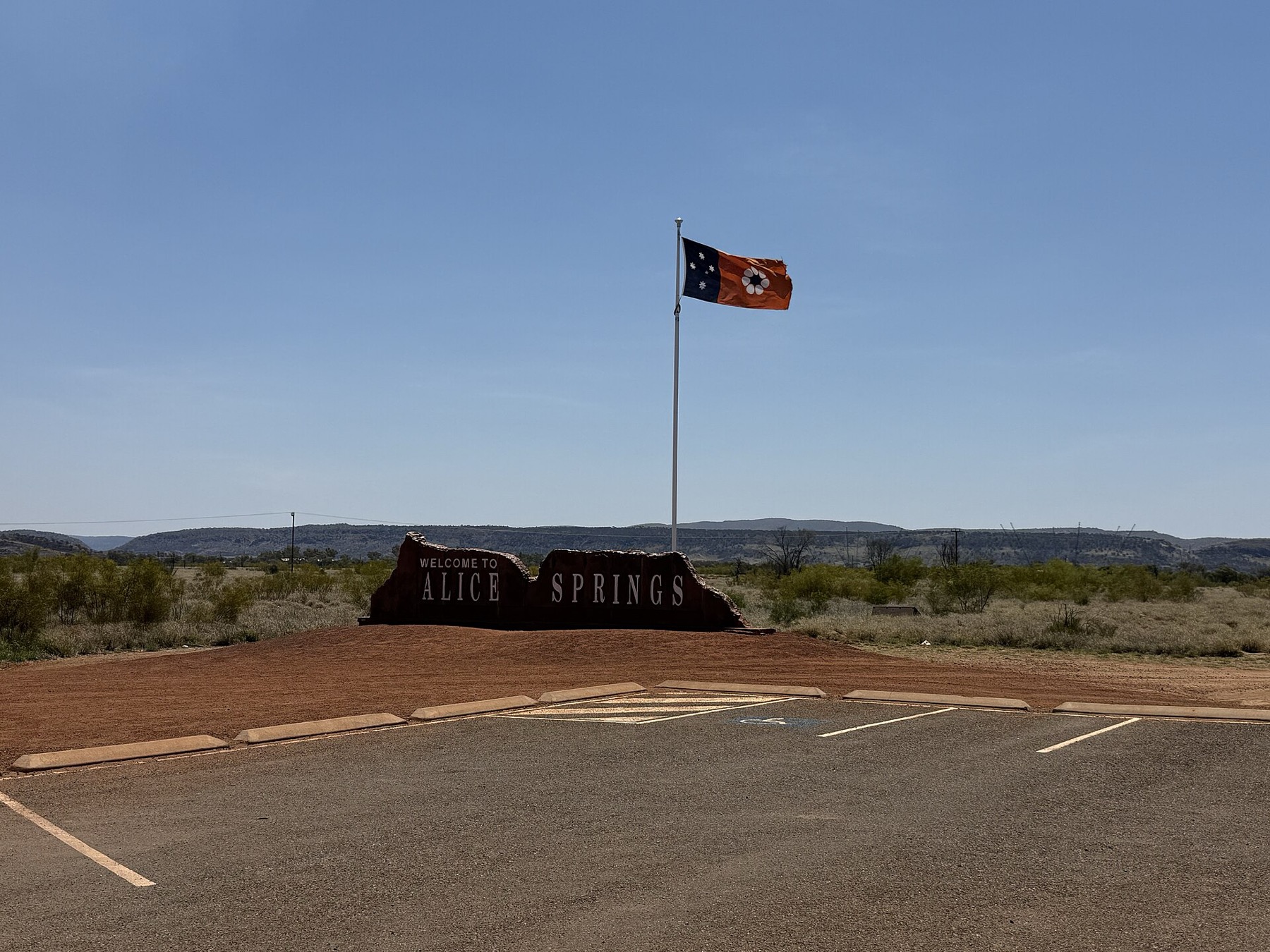 Uluru a Red Centre: 14 tipů na návštěvu rudého srdce v Austrálie 14 Vjezd do Alice Springs, brány rudého středu Austrálie