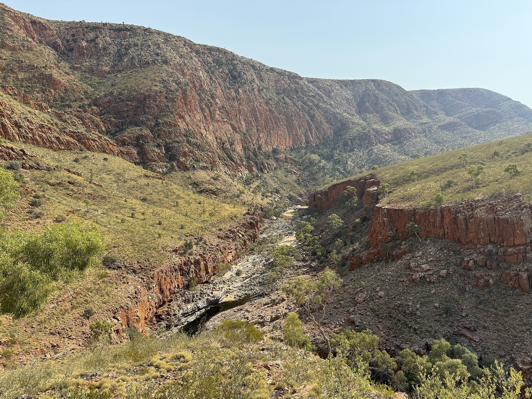Uluru a Red Centre: 14 tipů na návštěvu rudého srdce v Austrálie 15 Soutěska v pohoří West MacDonnell