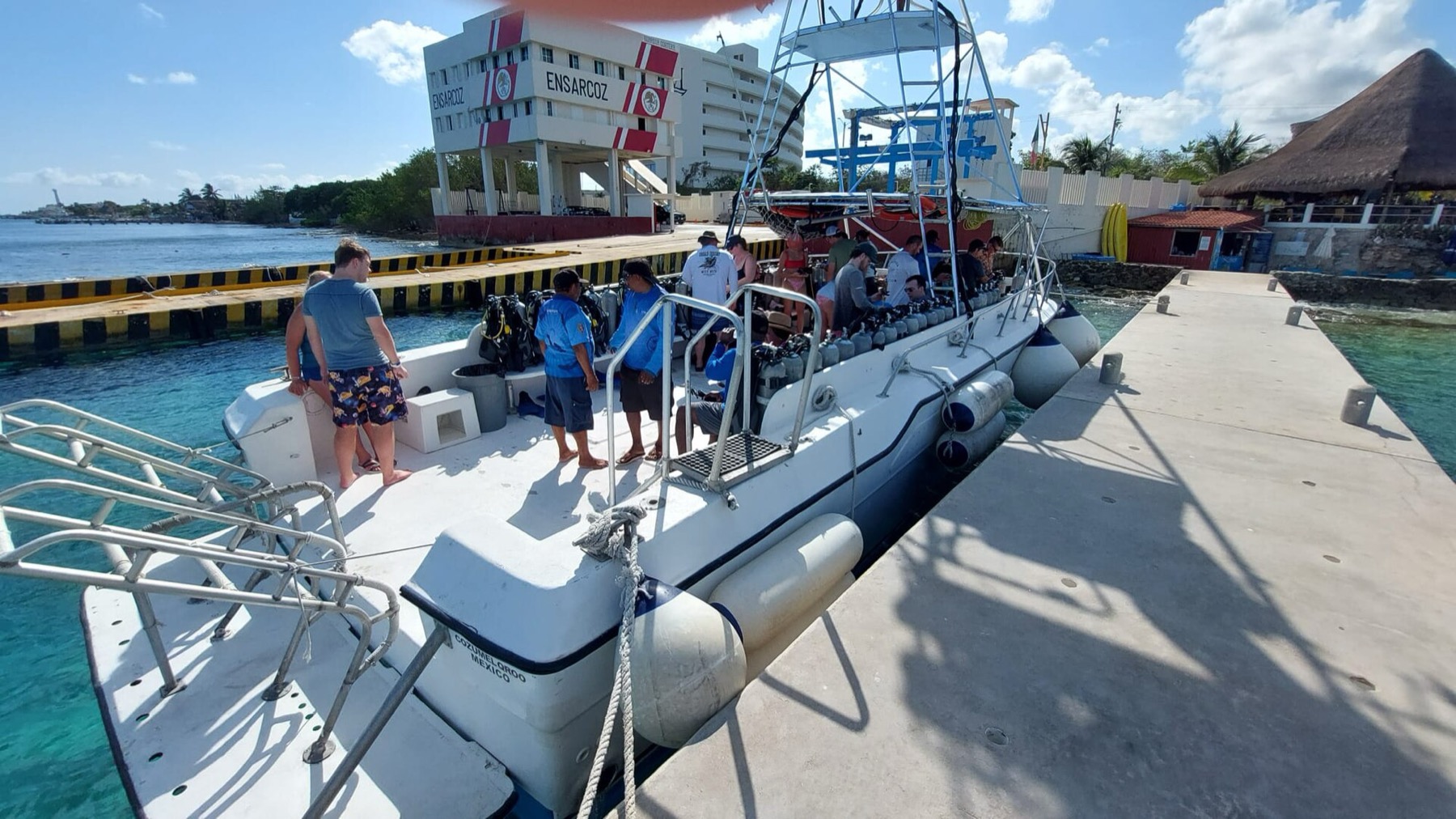 Marele Recif de Corali: excursii, prețuri și ce să știi în 2026 6 Ambarcațiune de scufundare într-o croazieră de mai multe zile