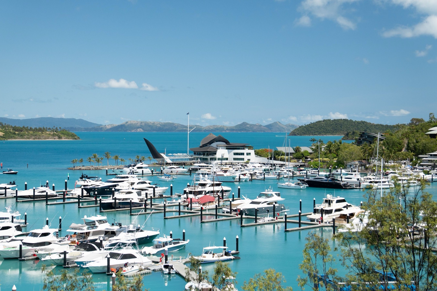 Whitsundays Australia nel 2026: 14 cose da sapere 12 Marina piena di barche a Hamilton Island
