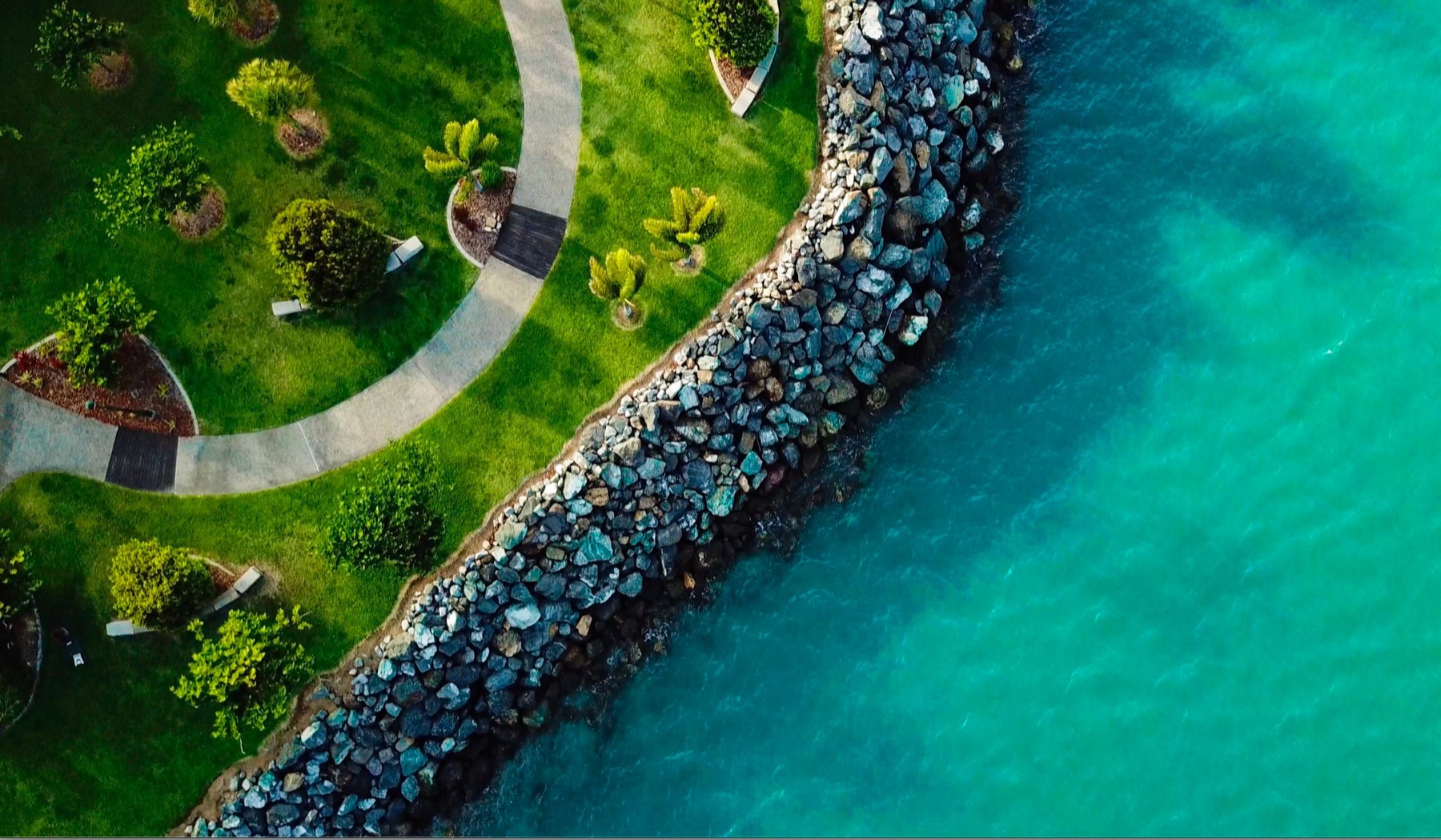 Whitsundays Australia nel 2026: 14 cose da sapere 21 La costa vicino ad Airlie Beach dall'alto