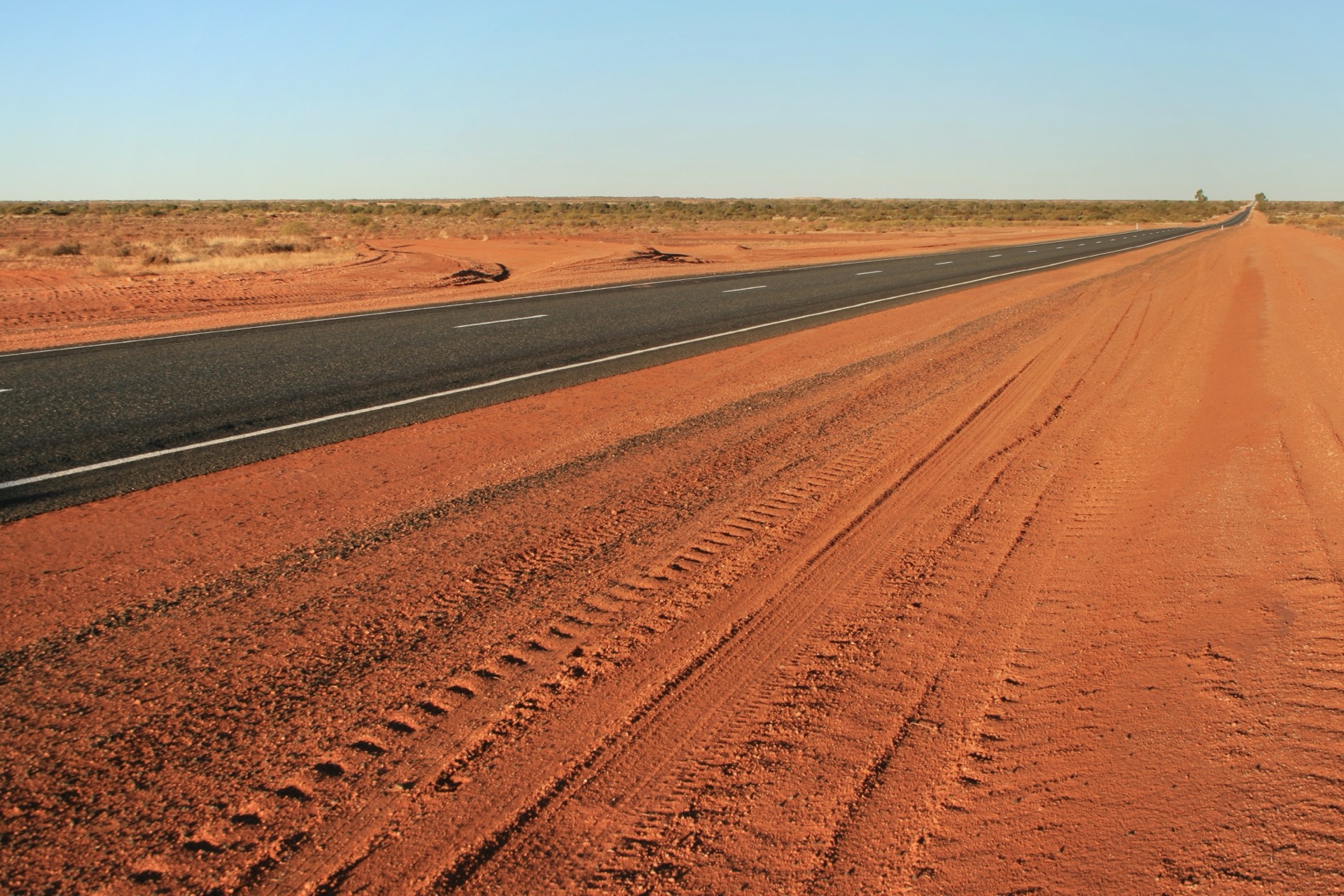 Uluru a Red Centre: 14 tipů na návštěvu rudého srdce v Austrálie 17 Prázdná silnice outbackem k rudému středu