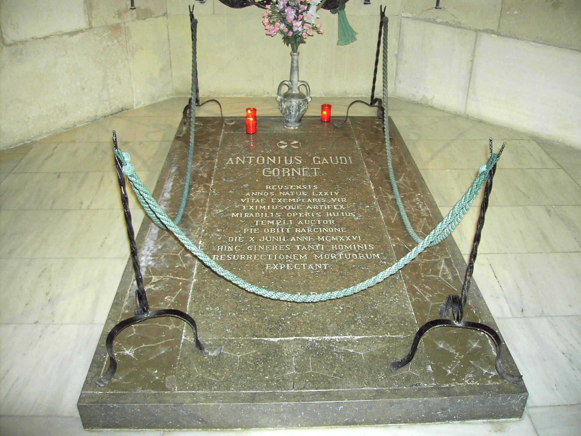 Gaudí in Barcelona Spanien: 12 Bauwerke, die du sehen musst 4 Grab von Antoni Gaudí in der Krypta der Sagrada Família