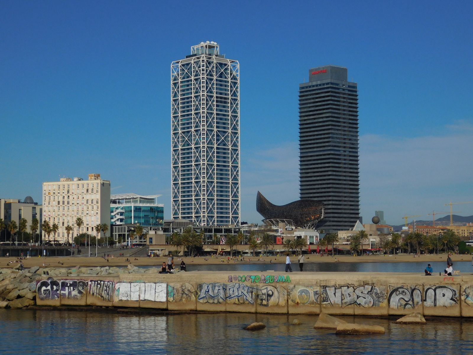 Barcelona za 3 dny: itinerář (+ varianty na 1, 2 a 5 dní) 5 Mrakodrapy Port Olímpic nad barcelonskou pláží