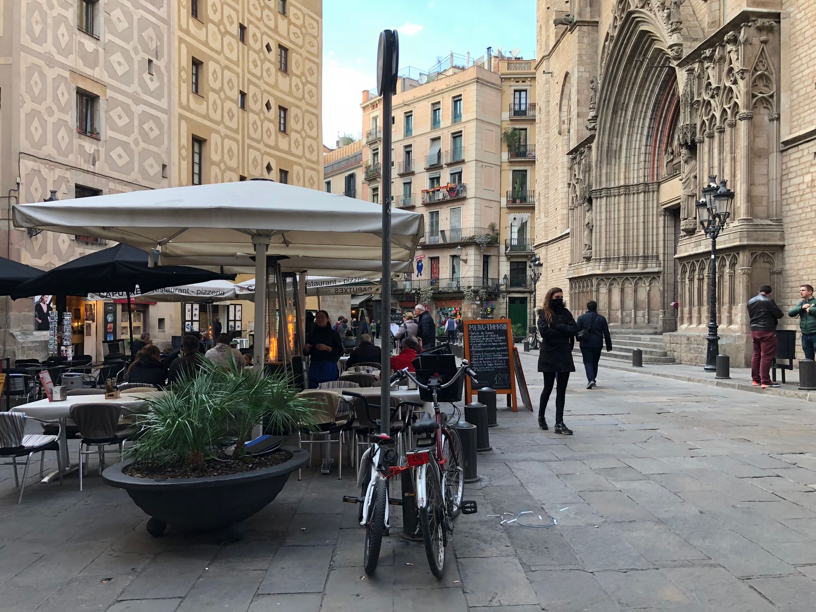 Barcelona za 3 dny: itinerář (+ varianty na 1, 2 a 5 dní) 10 Ulice v Barceloně s bazilikou Santa Maria del Mar