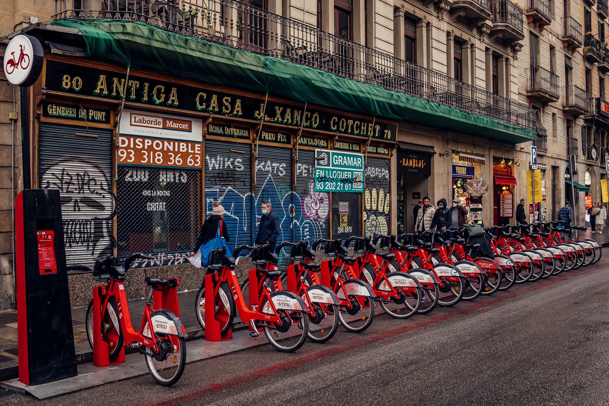 Barcelona za 3 dny: itinerář (+ varianty na 1, 2 a 5 dní) 22 Stojan se sdílenými koly Bicing v ulici v Barceloně