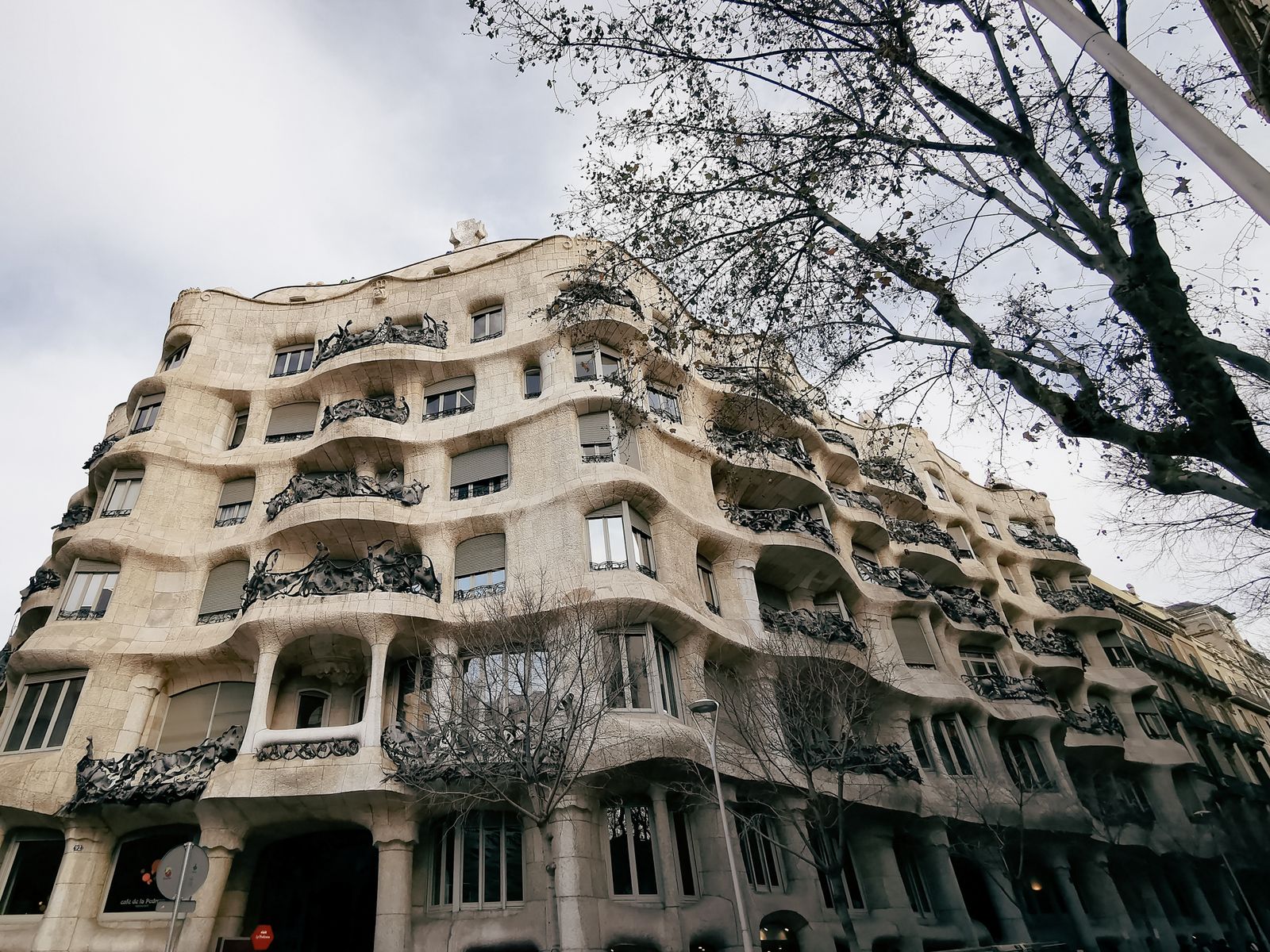 Barcelona za 3 dny: itinerář (+ varianty na 1, 2 a 5 dní) 23 Vlnitá fasáda Casa Milà na Passeig de Gràcia