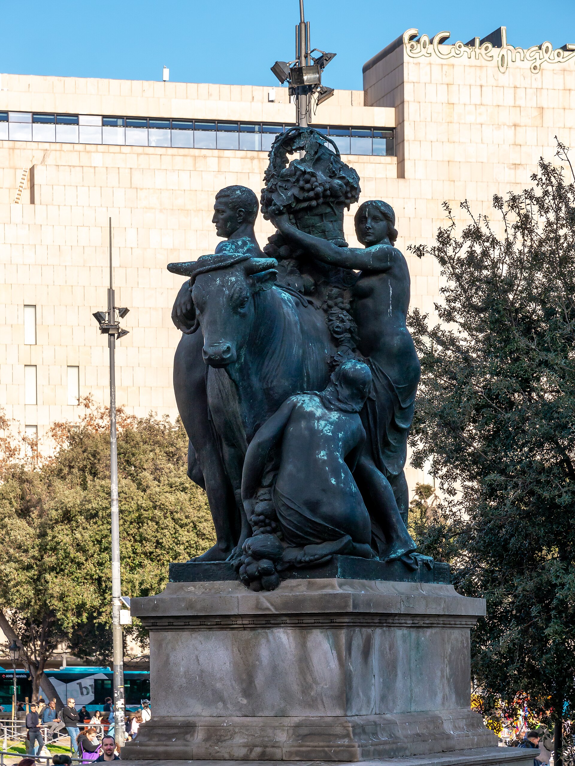 Hol lakj Barcelonában, Spanyolországban: 10 városrész és a „tengerparton olcsón" csapda 2026 8 Szoborcsoport az Eixample városrész egyik terén Barcelonában