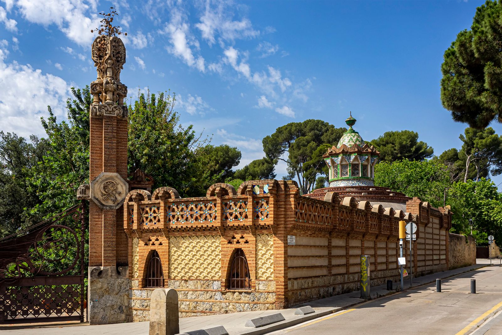 Barcelona za 3 dny: itinerář (+ varianty na 1, 2 a 5 dní) 25 Pavilony Finca Güell s dračí bránou v Barceloně