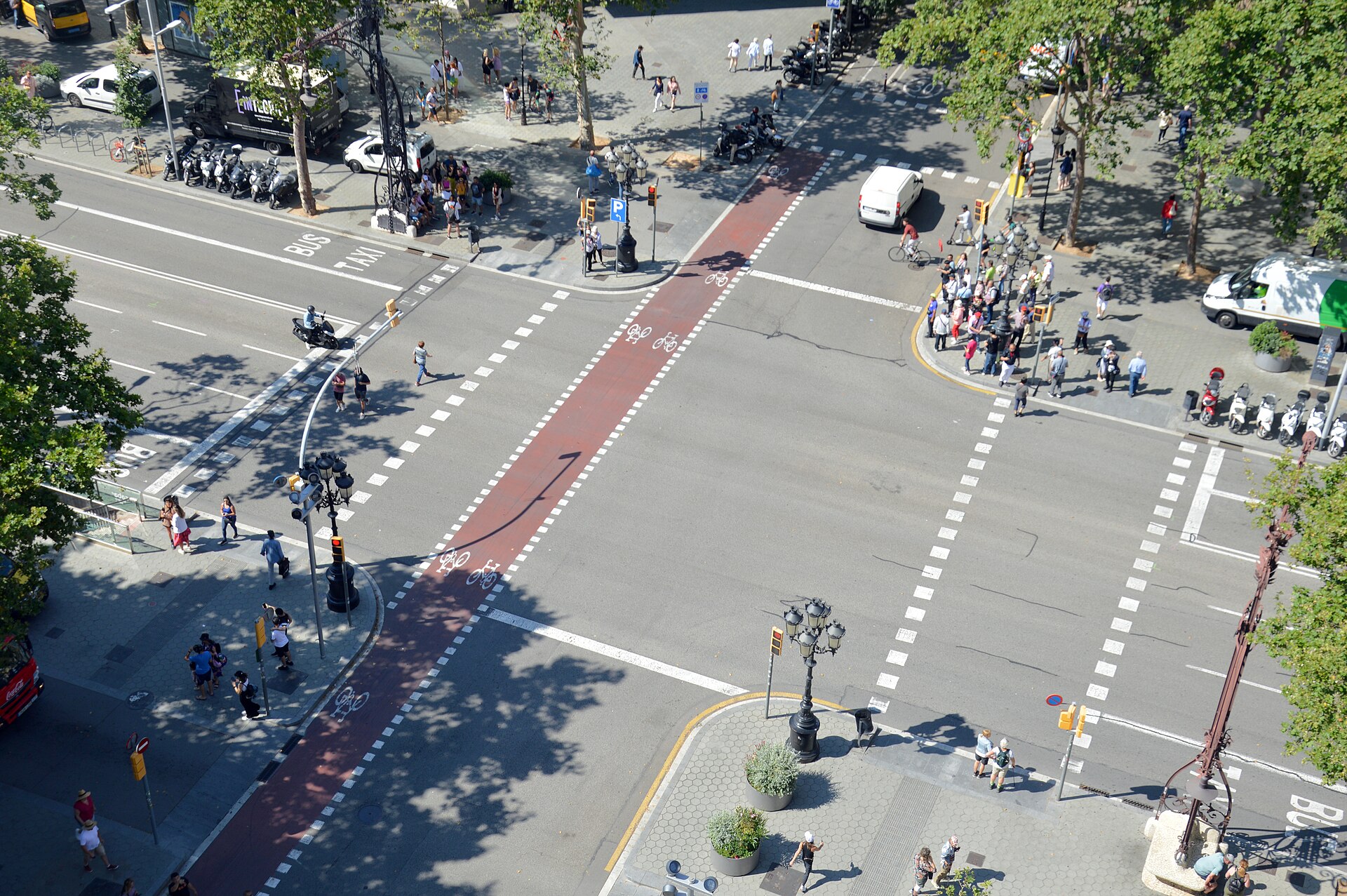 Hol lakj Barcelonában, Spanyolországban: 10 városrész és a „tengerparton olcsón" csapda 2026 9 Sugárút a Gràcia városrészben Barcelonában