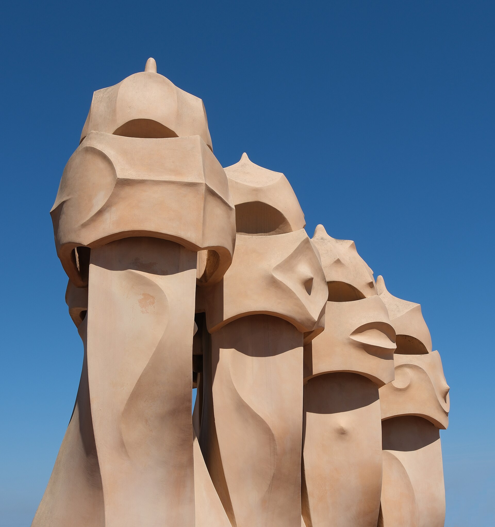 Gaudí in Barcelona Spanien: 12 Bauwerke, die du sehen musst 8 Schornsteine in Kriegergestalt auf dem Dach der Casa Milà, genannt La Pedrera