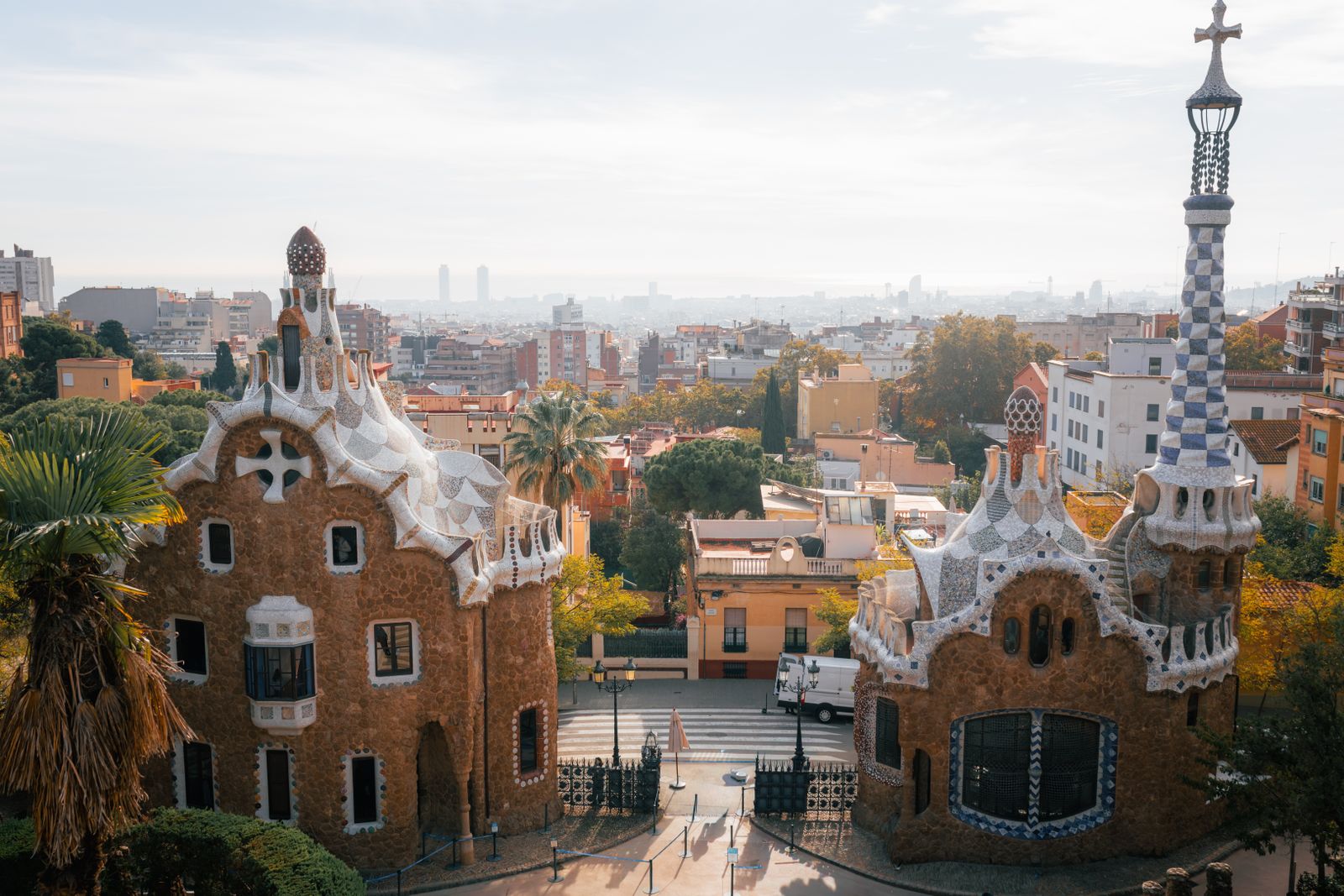 Gaudí in Barcelona Spanien: 12 Bauwerke, die du sehen musst 6 Lebkuchenhäuser und Mosaikmauer im Park Güell