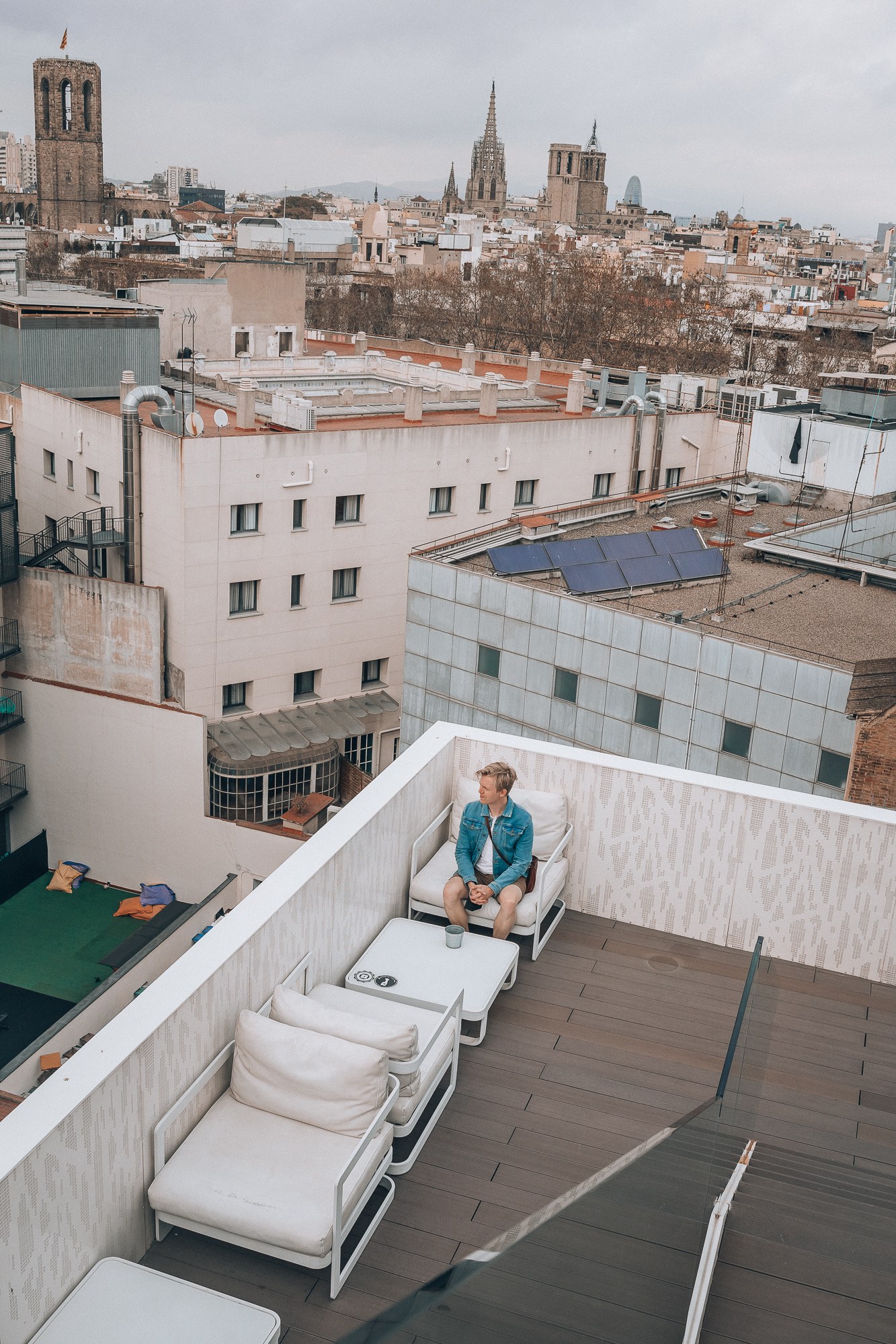 Panorama Barcelony ze střešní terasy hotelu