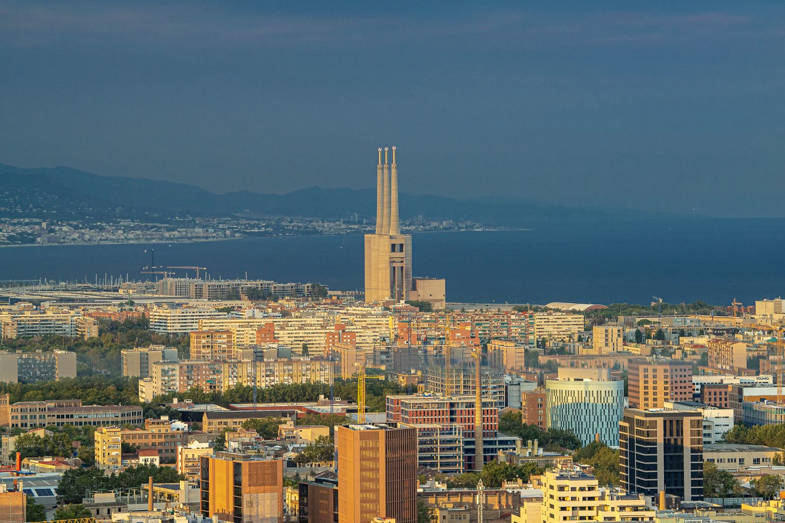 Hol lakj Barcelonában, Spanyolországban: 10 városrész és a „tengerparton olcsón" csapda 2026 14 Barcelona panorámája a Torre Glòries toronnyal