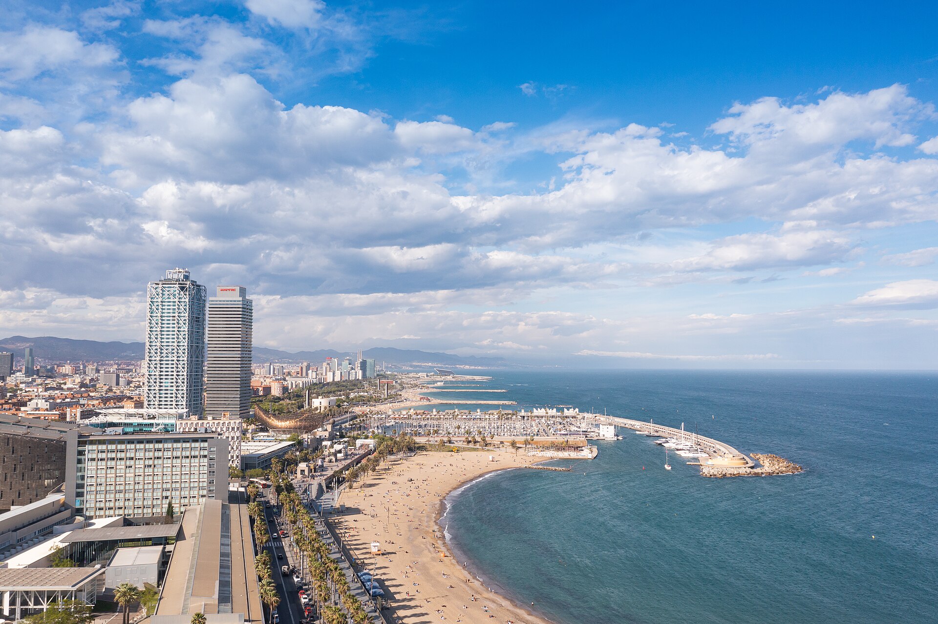Barcelona za 3 dny: itinerář (+ varianty na 1, 2 a 5 dní) 4 Pláž Barceloneta v Barceloně z ptačí perspektivy