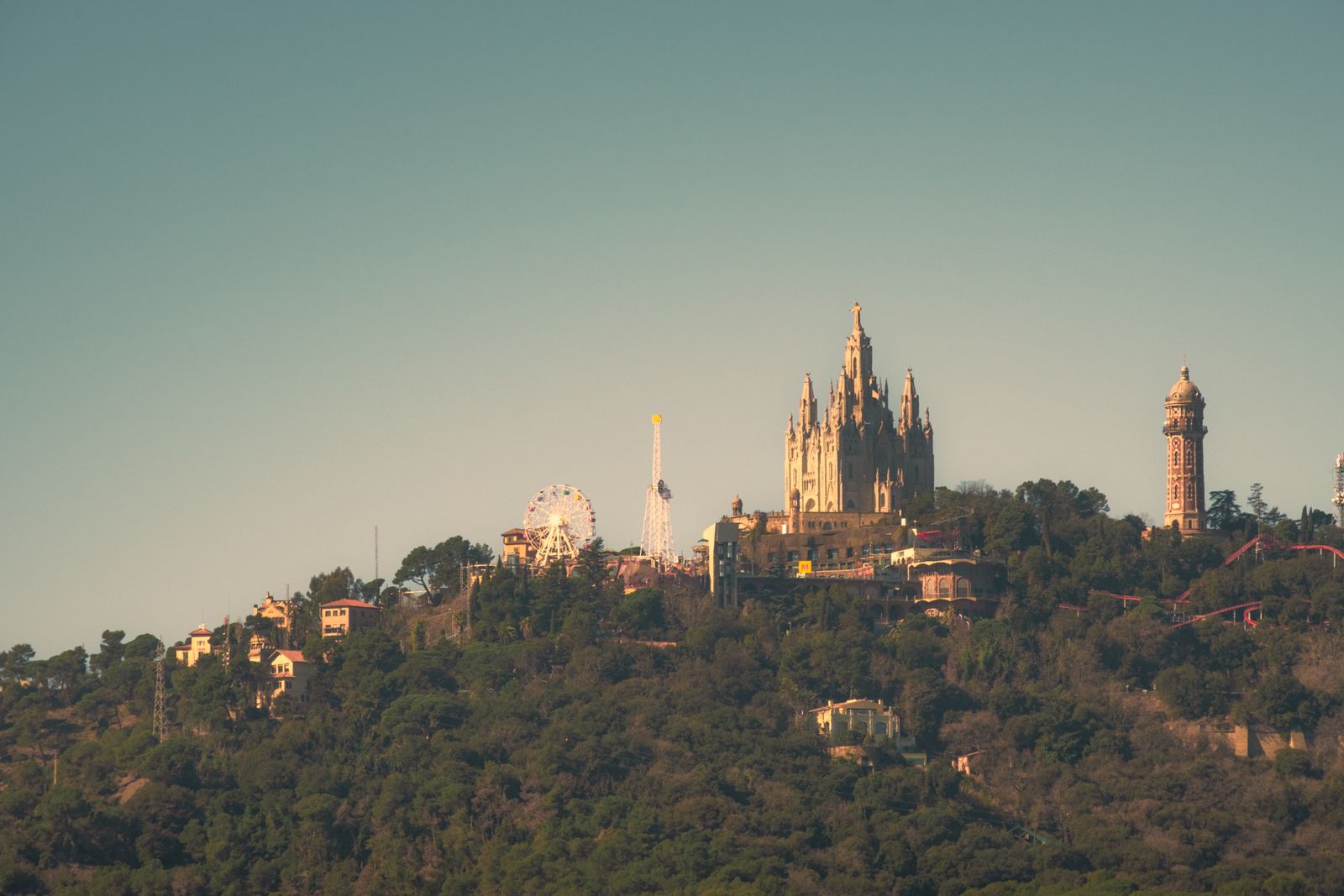 Barcelona za 3 dny: itinerář (+ varianty na 1, 2 a 5 dní) 18 Chrám Sagrat Cor na vrcholu Tibidaba nad Barcelonou