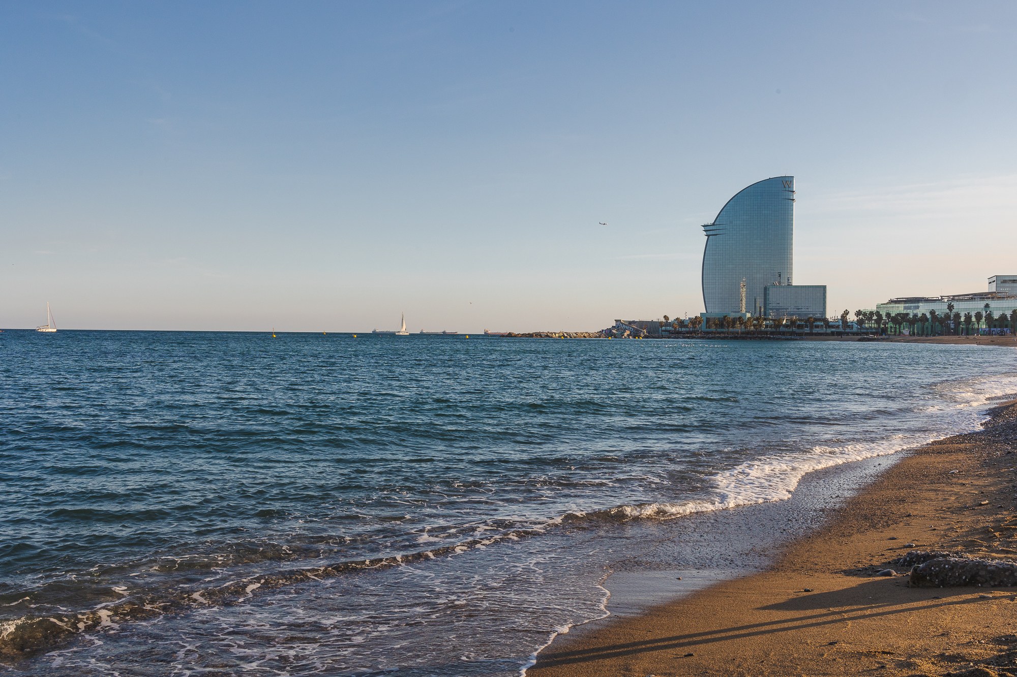 Pláže v Barceloně: 12 tipů, kam k moři 9 Moře u pláže Barceloneta a hotel W