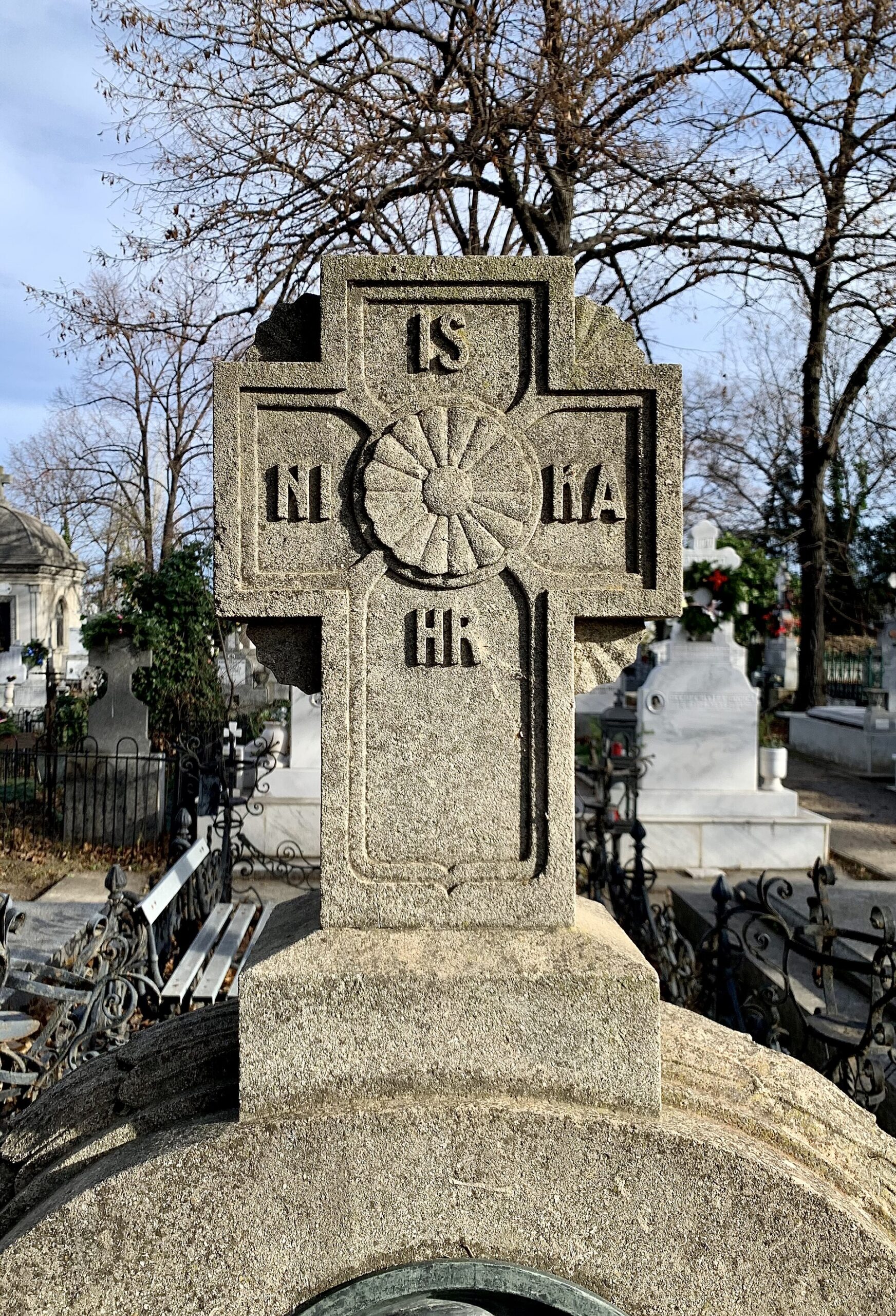 Bukarest, Rumänien: 20 Sehenswürdigkeiten & Ausflüge 2026 18 Künstlerisch gestalteter Grabstein auf dem Friedhof Bellu