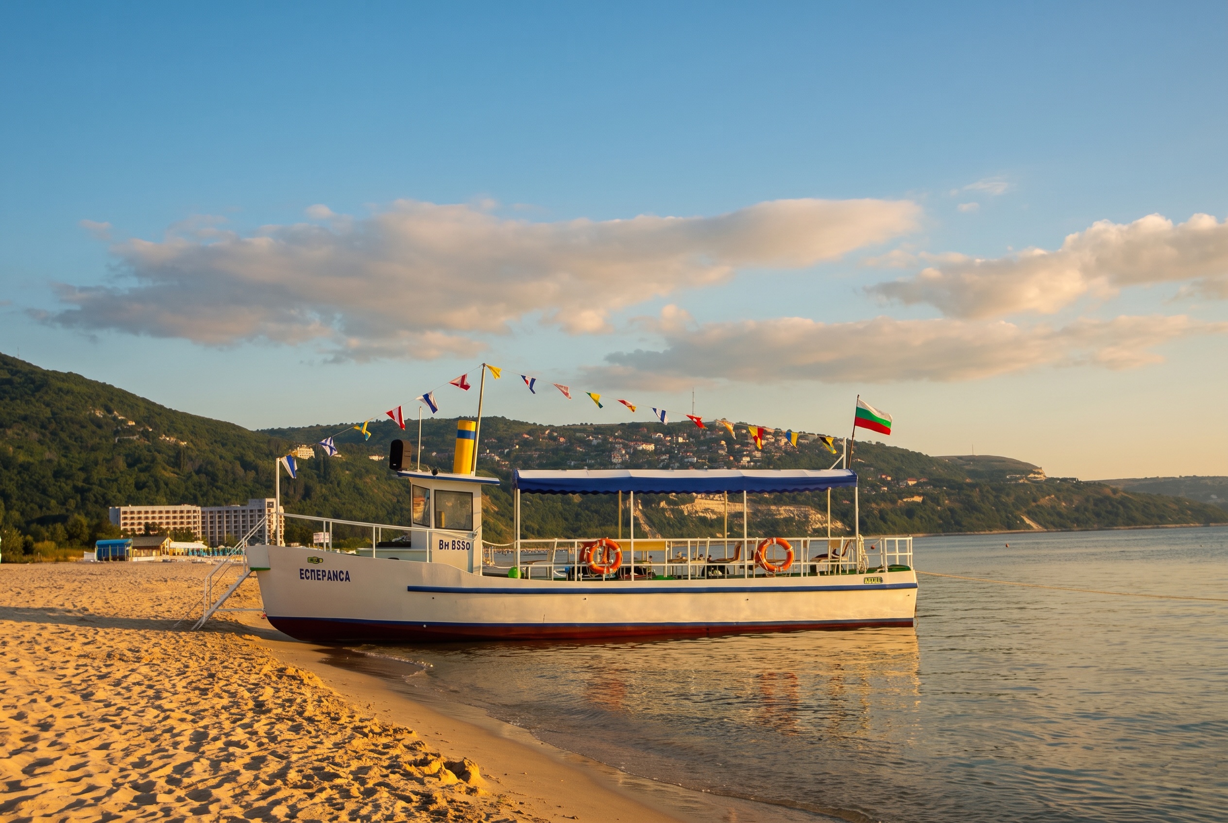 Holiday in Bulgaria 2026: 30 Most Beautiful Places + Practical Tips 4 Wide sandy beach at the family resort of Albena