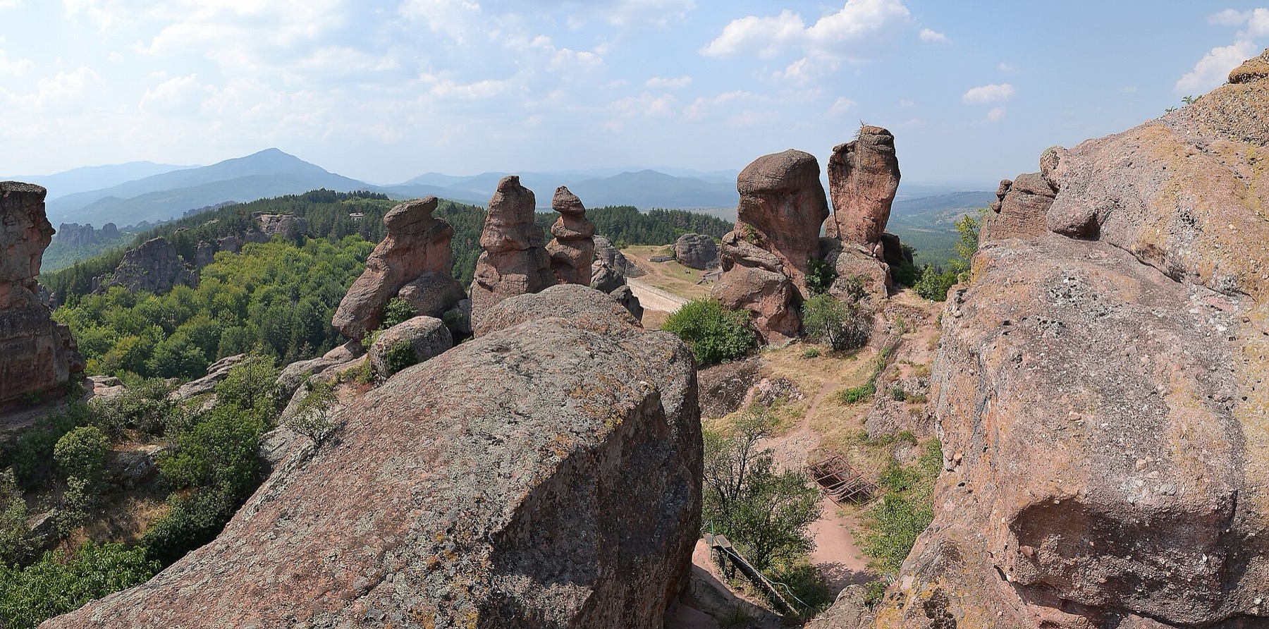 Holiday in Bulgaria 2026: 30 Most Beautiful Places + Practical Tips 32 Belogradchik Rocks with the Kaleto fortress