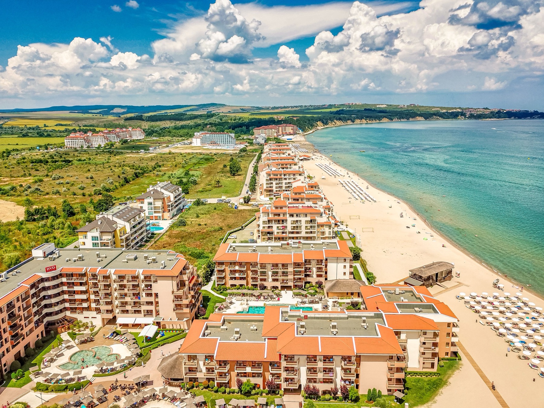 Viajes a Bulgaria todo incluido 2026: los 22 mejores resorts (también en familia) 10 Piscina de un resort hotelero en la Costa del Sol
