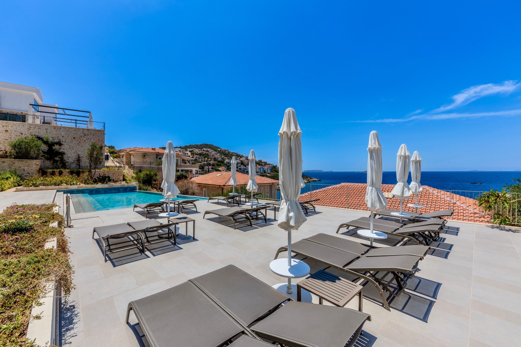 Viajes a Bulgaria todo incluido 2026: los 22 mejores resorts (también en familia) 18 Piscina de un resort premium junto al mar
