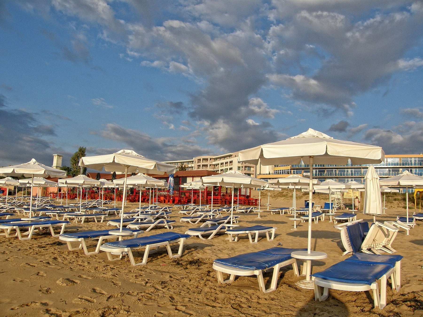 Viajes a Bulgaria todo incluido 2026: los 22 mejores resorts (también en familia) 24 Sombrillas y hamacas en una playa búlgara