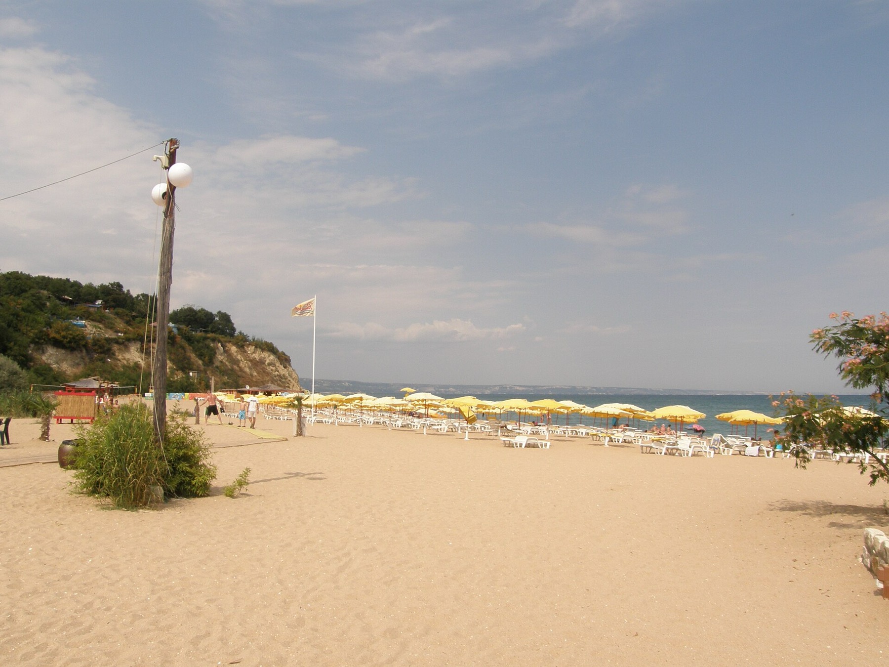 Preços na Bulgária em 2026: quanto custa uma viagem depois do euro 5 Espreguiçadeiras e guarda-sóis na praia de Golden Sands