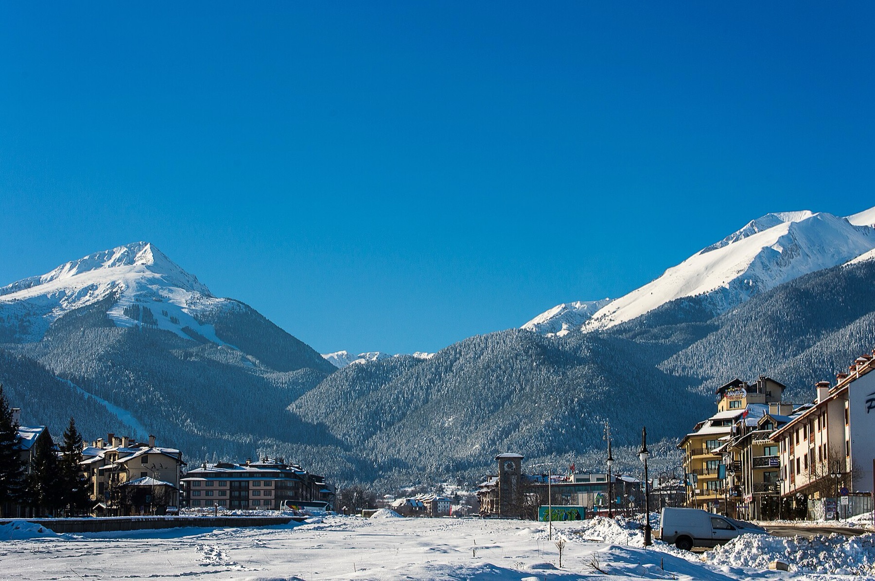 Skiing in Bulgaria in 2026: Bansko, Borovets, or Pamporovo? 1 Snow-covered ski slopes above Bansko in the Pirin Mountains