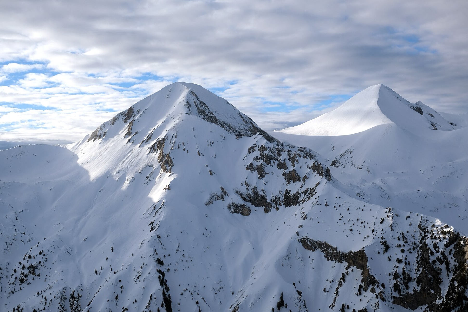 Skiing in Bulgaria in 2026: Bansko, Borovets, or Pamporovo? 3 Winter ridges of Pirin National Park