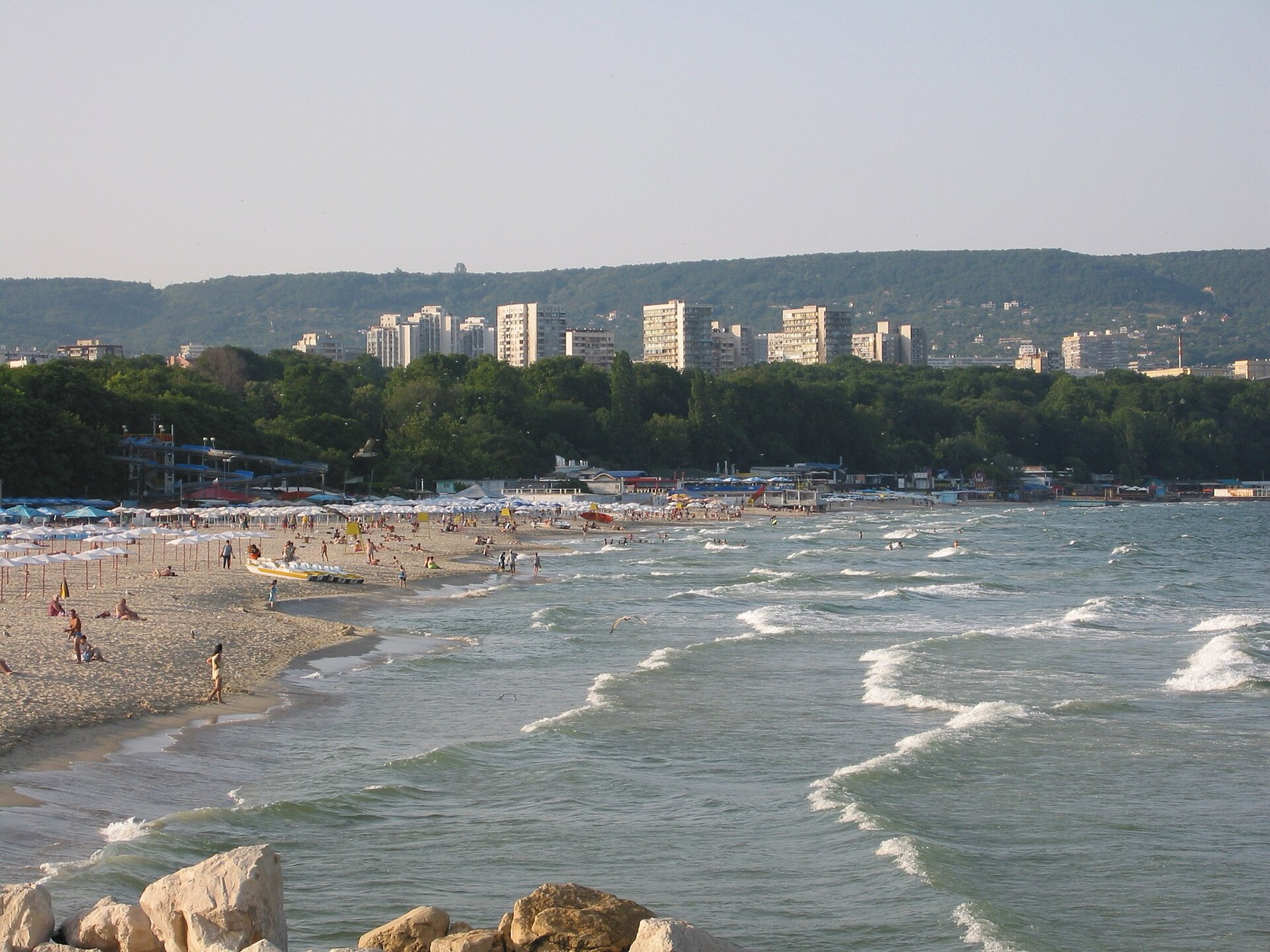 Clima en Bulgaria 2026: temperatura del mar mes a mes y cuándo ir 1 Día de verano en la playa urbana de Varna