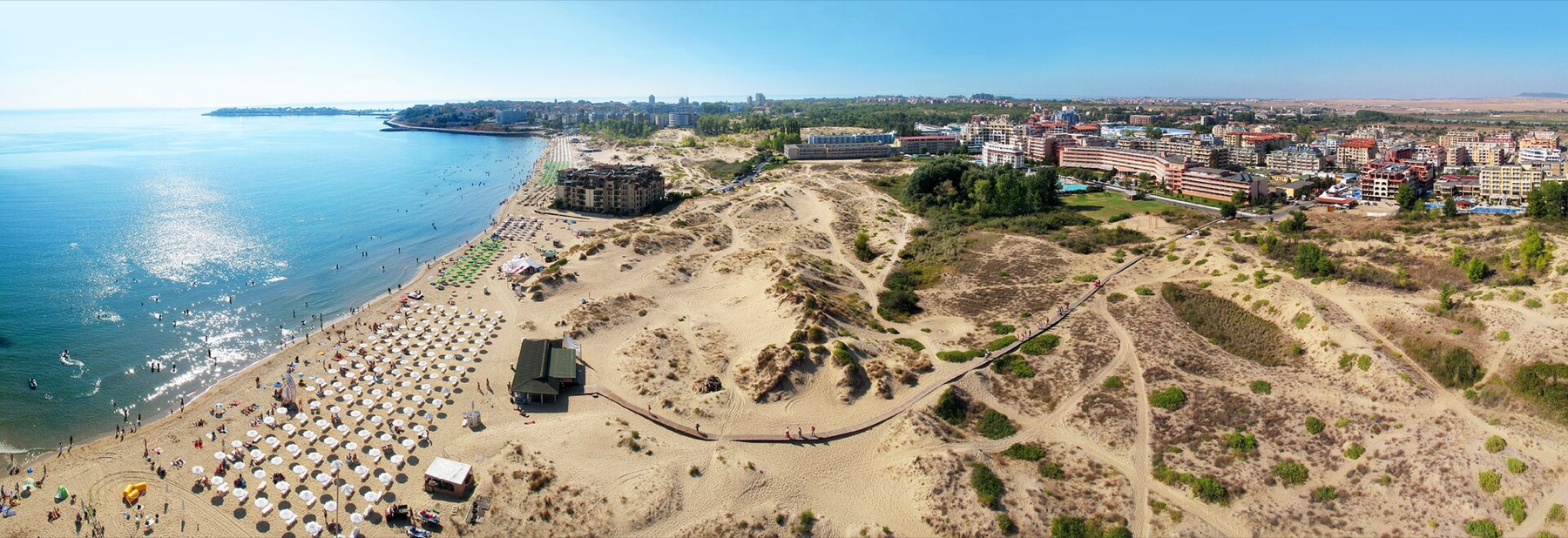 Slunečné pobřeží, Bulharsko: 15 tipů a na co si dát pozor 1 Panorama letoviska Slunečné pobřeží s osmikilometrovou pláží