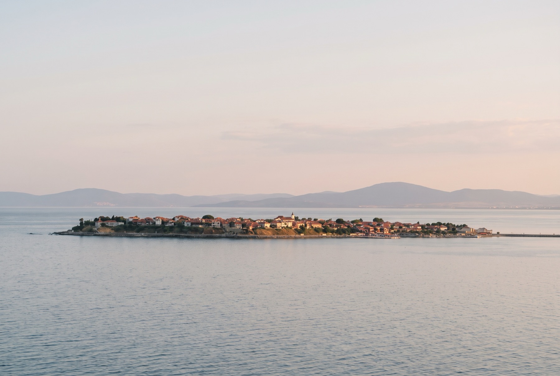 Nesebar, Bulharsko: 8 tipů, co vidět ve městě UNESCO + ceny a doprava 1 Staré město Nesebar na skalnatém poloostrově