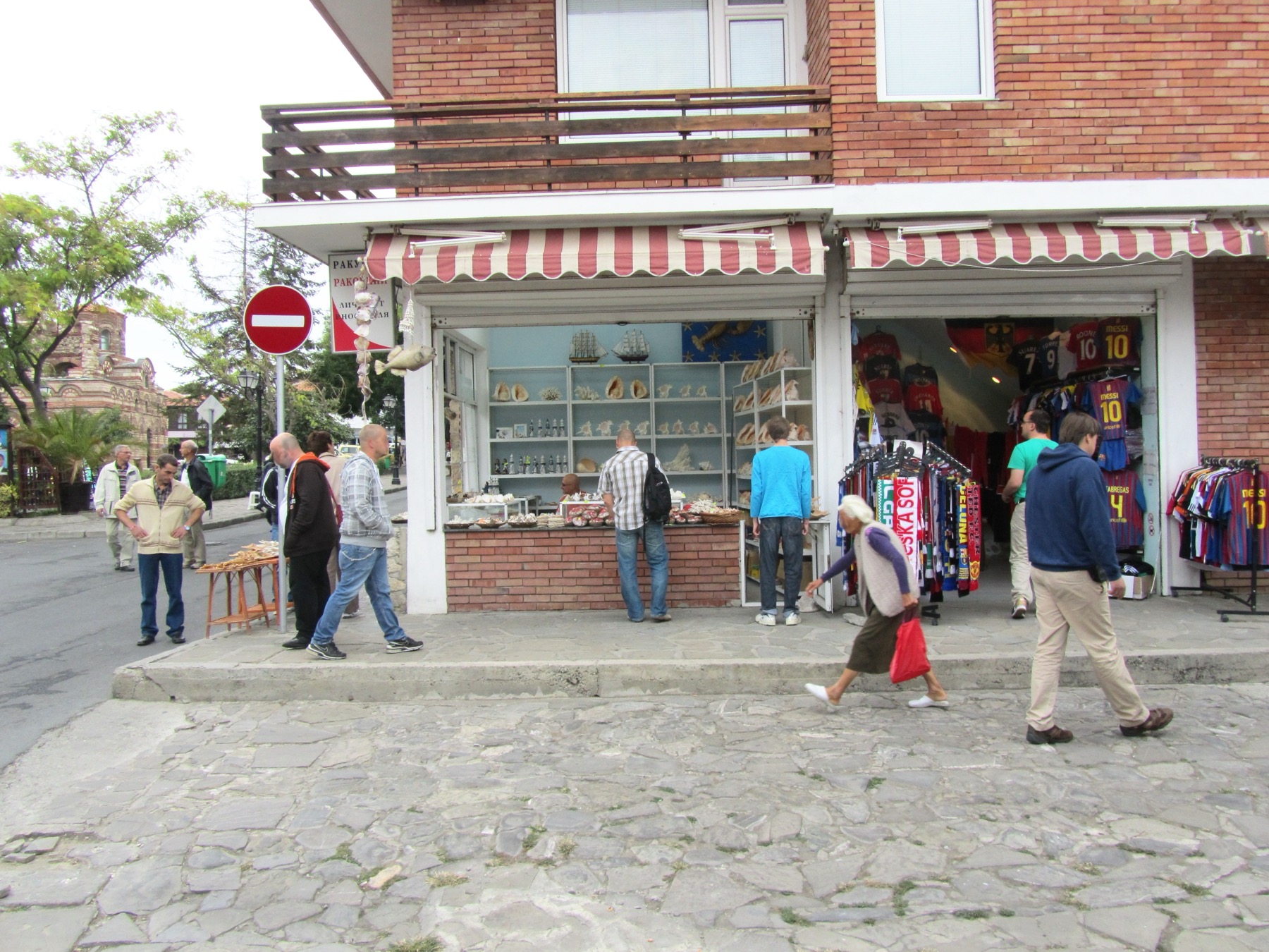 Nesebar, Bulharsko: 8 tipů, co vidět ve městě UNESCO + ceny a doprava 2 Obchody a ulice starého Nesebaru, kde se platí eurem