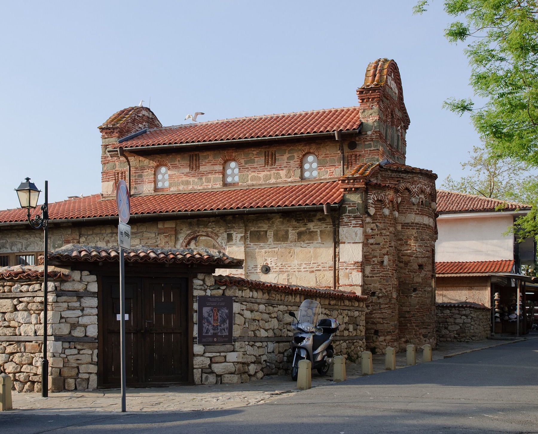 Nesebar, Bulharsko: 8 tipů, co vidět ve městě UNESCO + ceny a doprava 8 Kostel svatého Štěpána, Nová metropole
