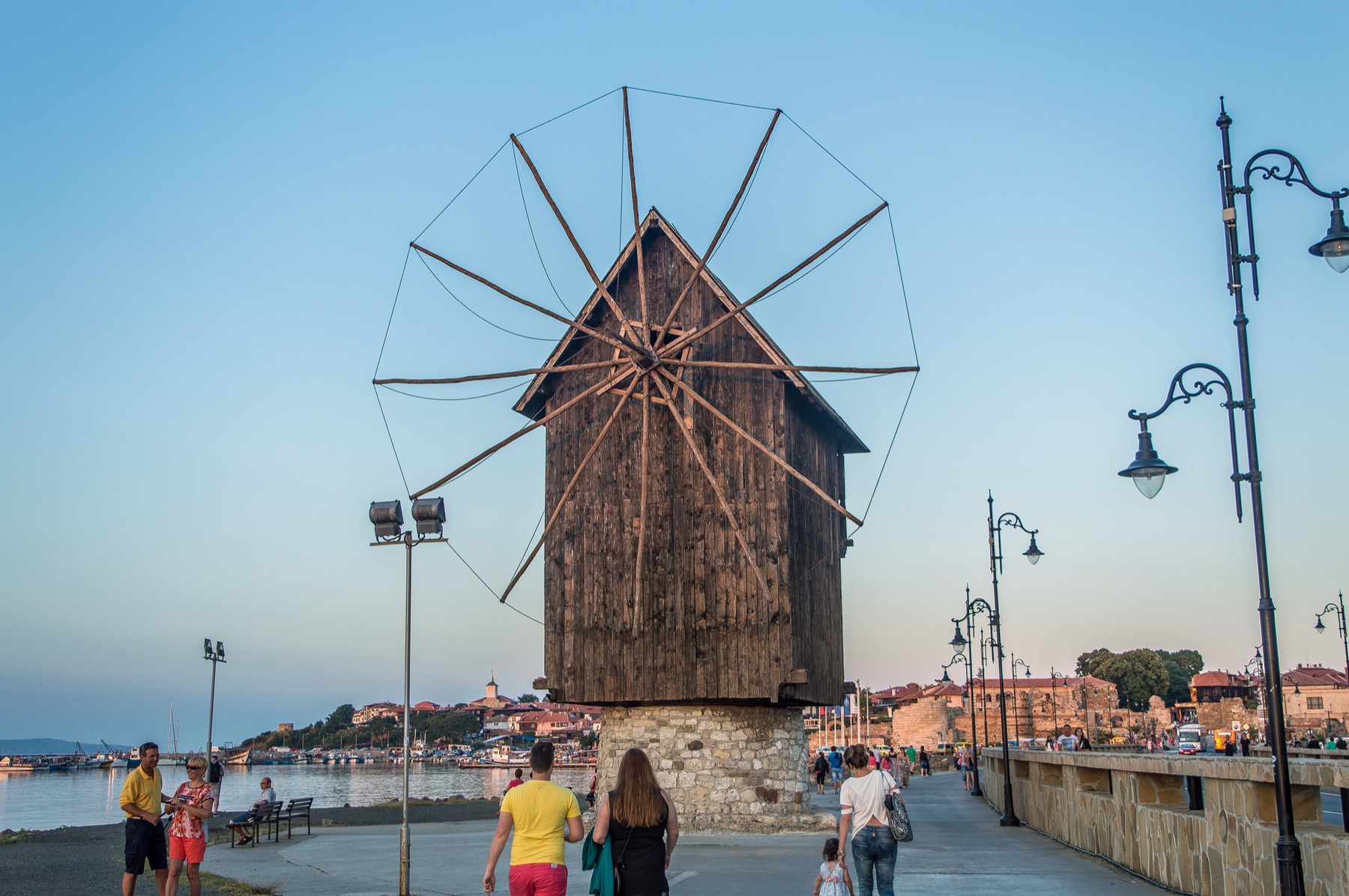 Nesebar, Bulharsko: 8 tipů, co vidět ve městě UNESCO + ceny a doprava 17 Dřevěný větrný mlýn na šíji Nesebaru