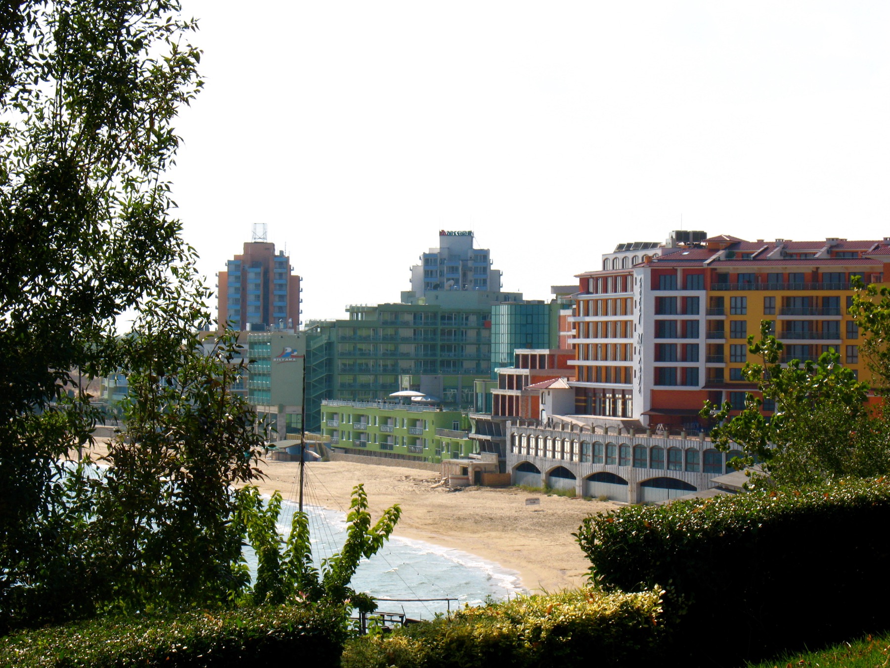 Nesebar, Bulharsko: 8 tipů, co vidět ve městě UNESCO + ceny a doprava 23 Jižní pláž v Nesebaru s mělkým vstupem do vody
