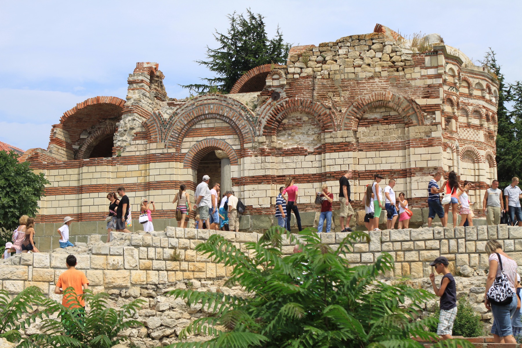 Nesebar, Bulharsko: 8 tipů, co vidět ve městě UNESCO + ceny a doprava 26 Davy turistů v uličkách nesebarského starého města
