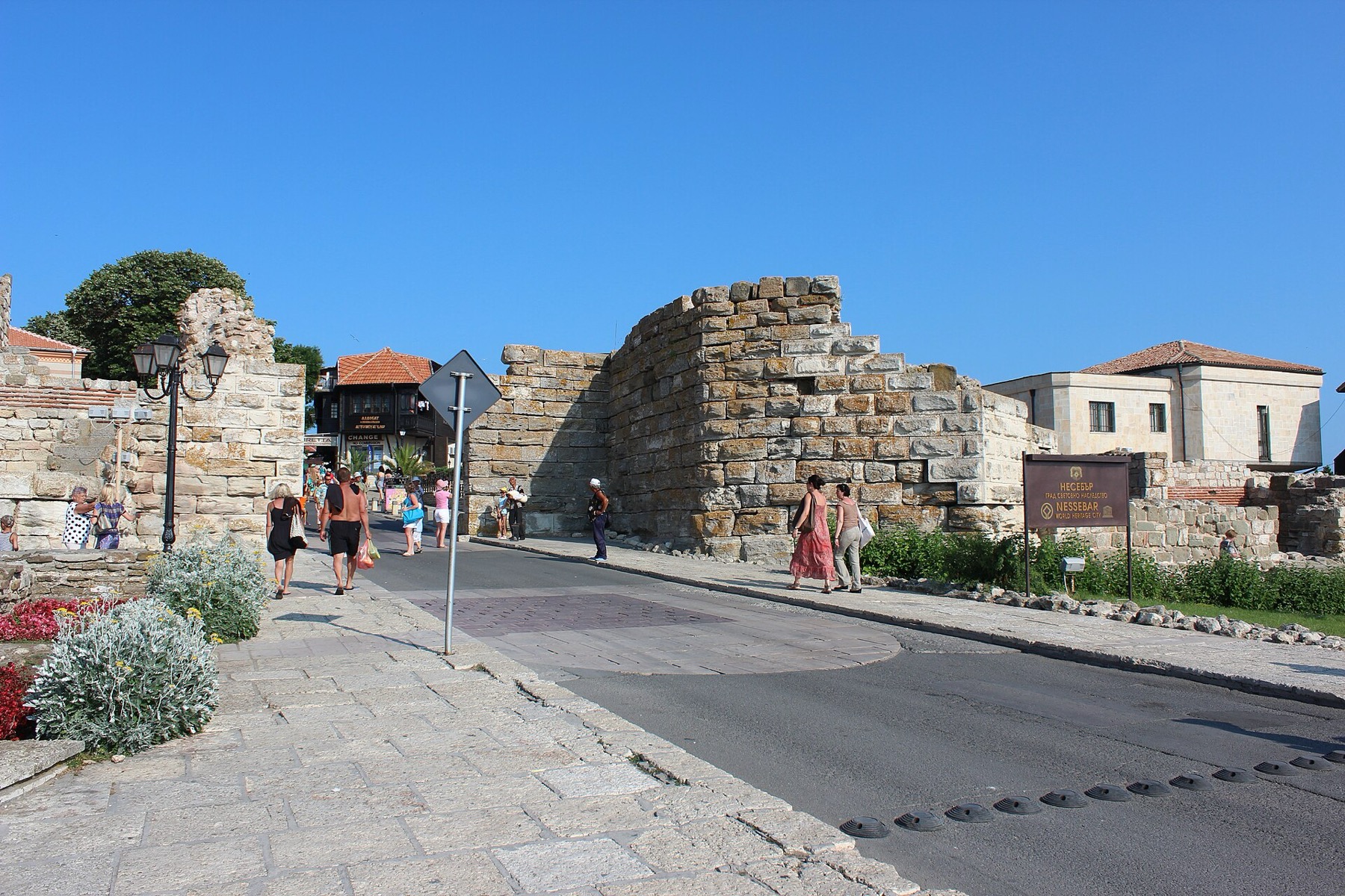 Nesebar, Bulharsko: 8 tipů, co vidět ve městě UNESCO + ceny a doprava 30 Turisté v uličkách starého města