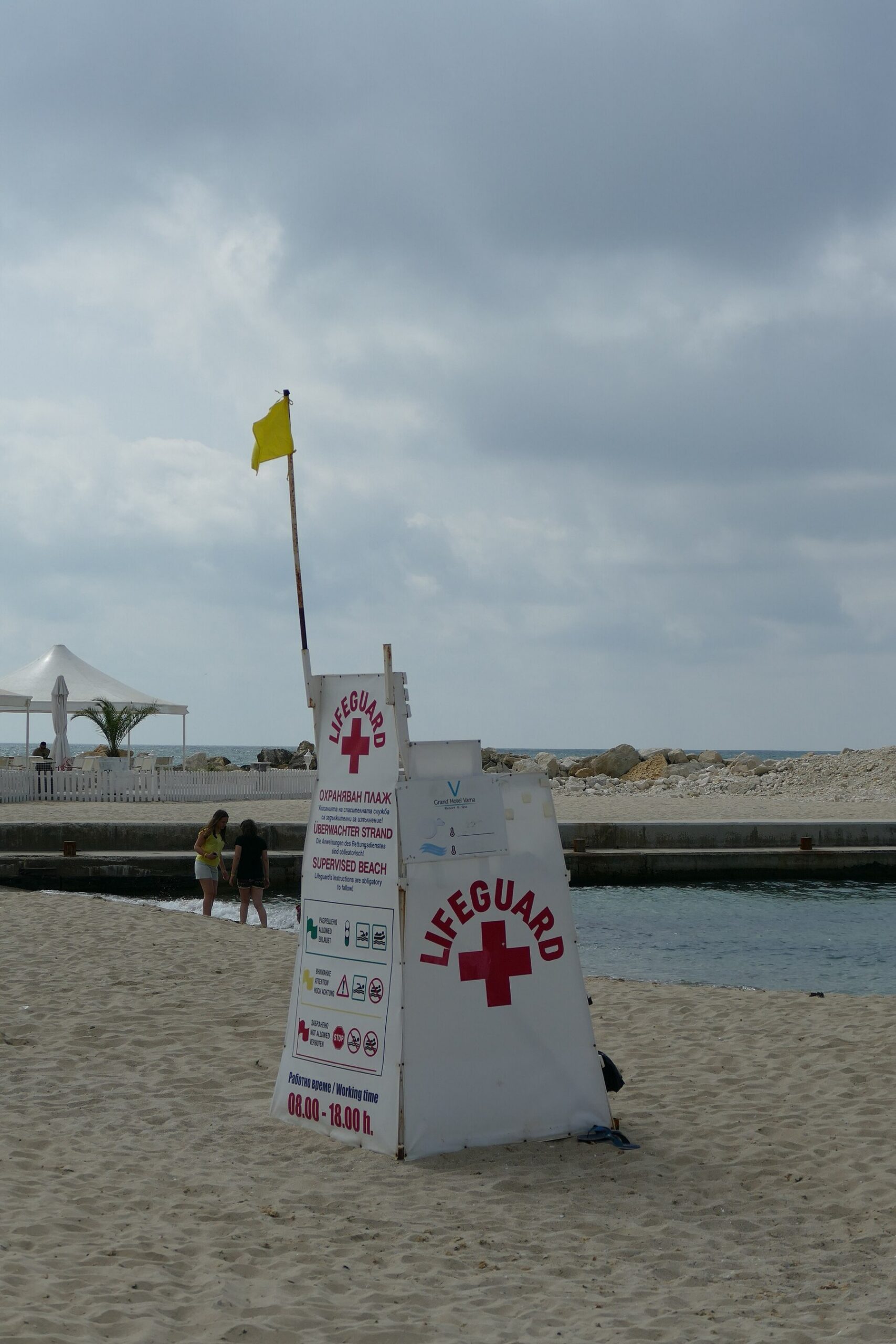 Praias da Bulgária: 20 destinos imperdíveis para visitar 29 Sinalização por bandeiras e zona vigiada em praia búlgara