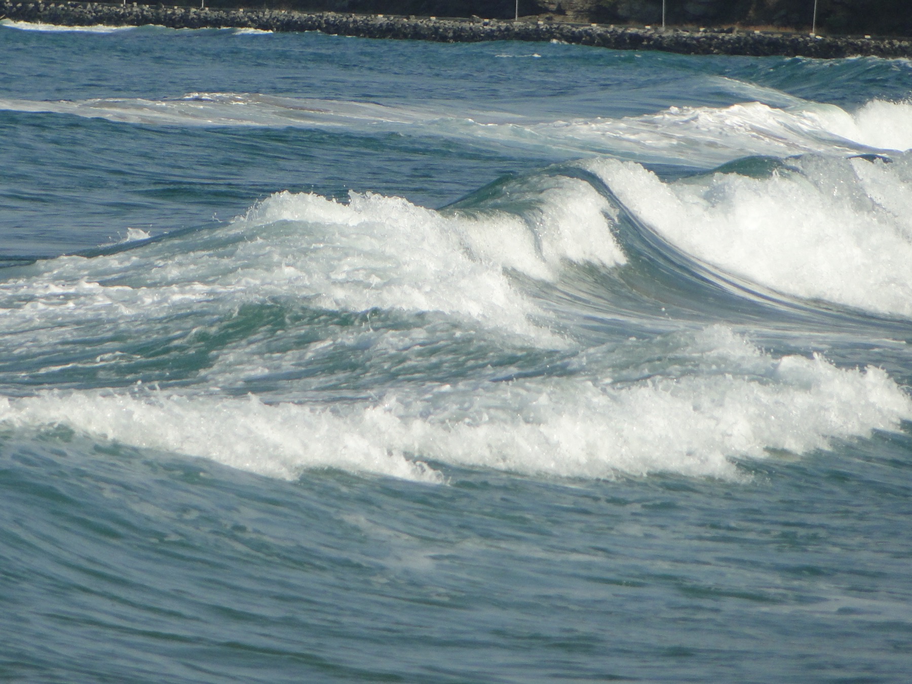 Primorsko e la costa sud della Bulgaria: 18 consigli su cosa vedere e dove fare il bagno 2026 2 Onde del Mar Nero sulla costa di Primorsko