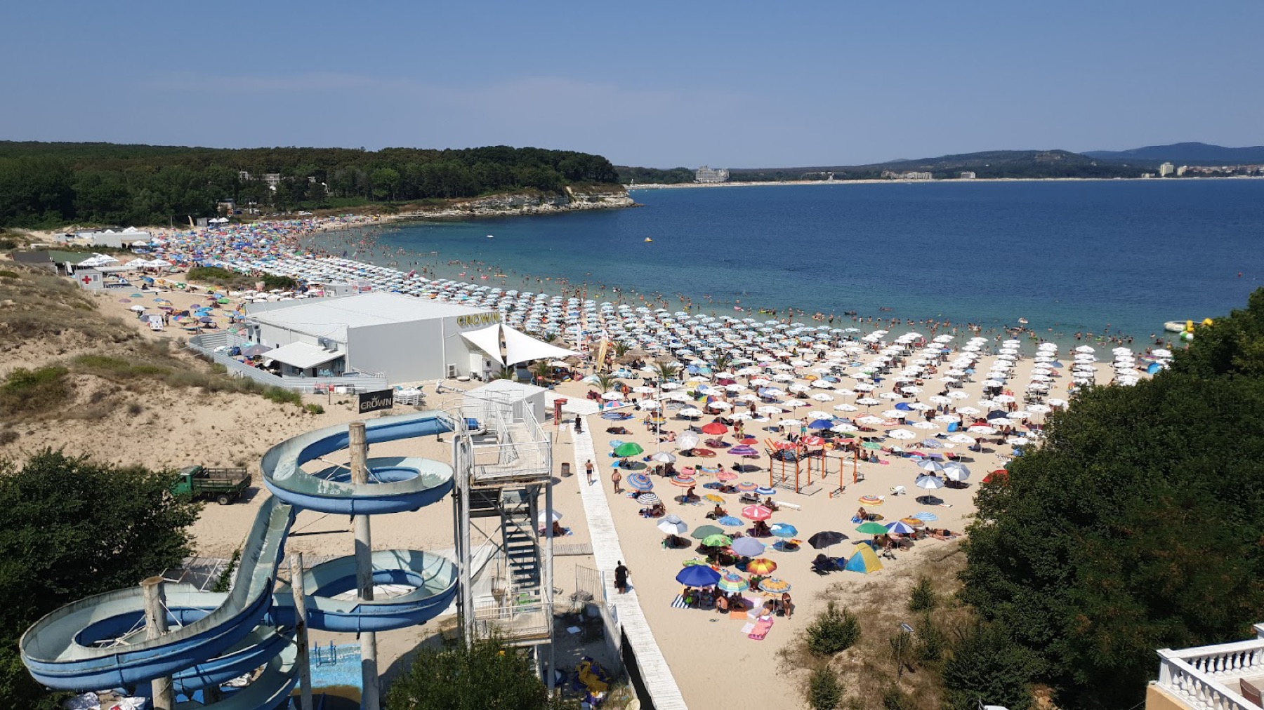 Primorsko e la costa sud della Bulgaria: 18 consigli su cosa vedere e dove fare il bagno 2026 4 File di ombrelloni e lettini sulla spiaggia Atliman a Kiten