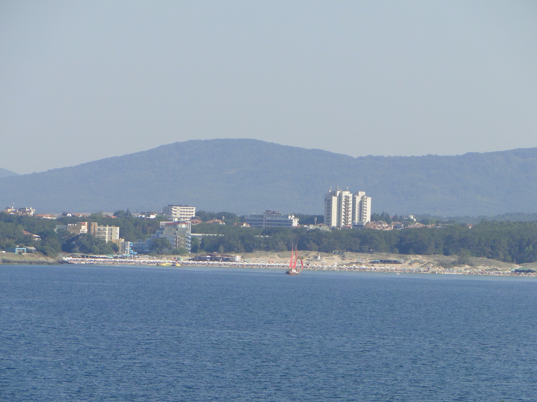 Primorsko e la costa sud della Bulgaria: 18 consigli su cosa vedere e dove fare il bagno 2026 5 Primorsko vista dalla sponda opposta della baia