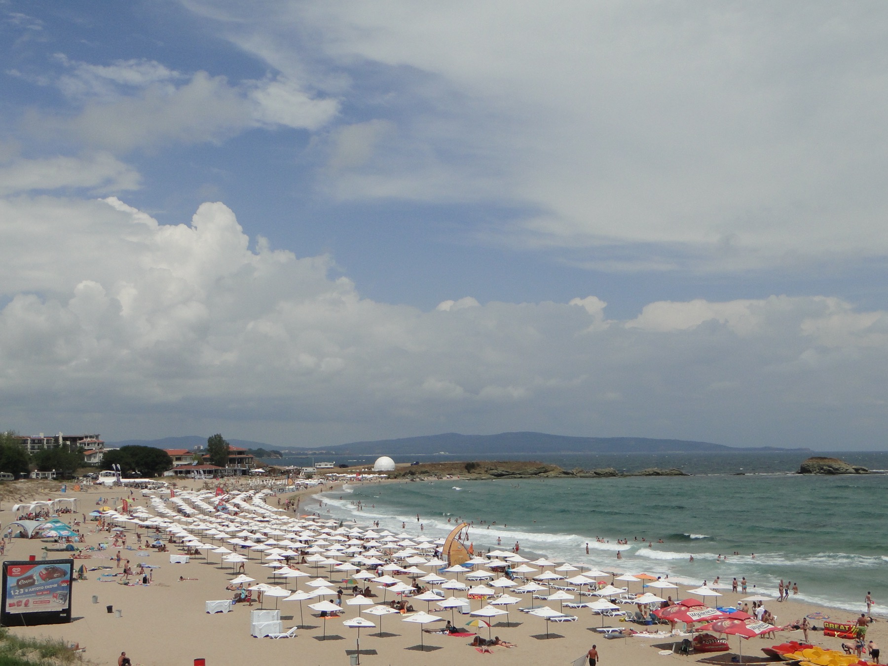 Primorsko e la costa sud della Bulgaria: 18 consigli su cosa vedere e dove fare il bagno 2026 12 Spiaggia con lettini nel villaggio di Lozenets