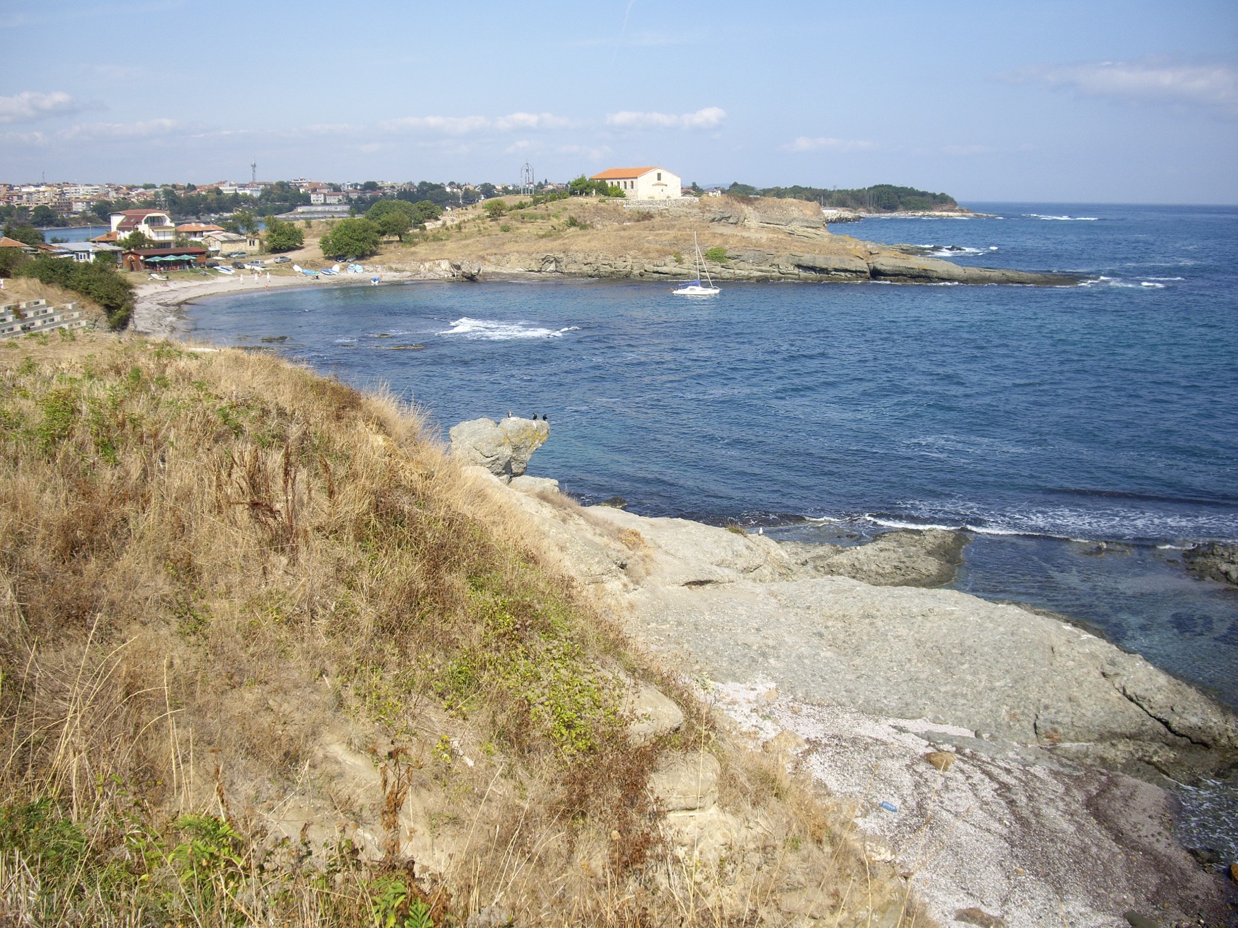 Primorsko e la costa sud della Bulgaria: 18 consigli su cosa vedere e dove fare il bagno 2026 16 Costa di Tsarevo con una cappella su uno sperone roccioso