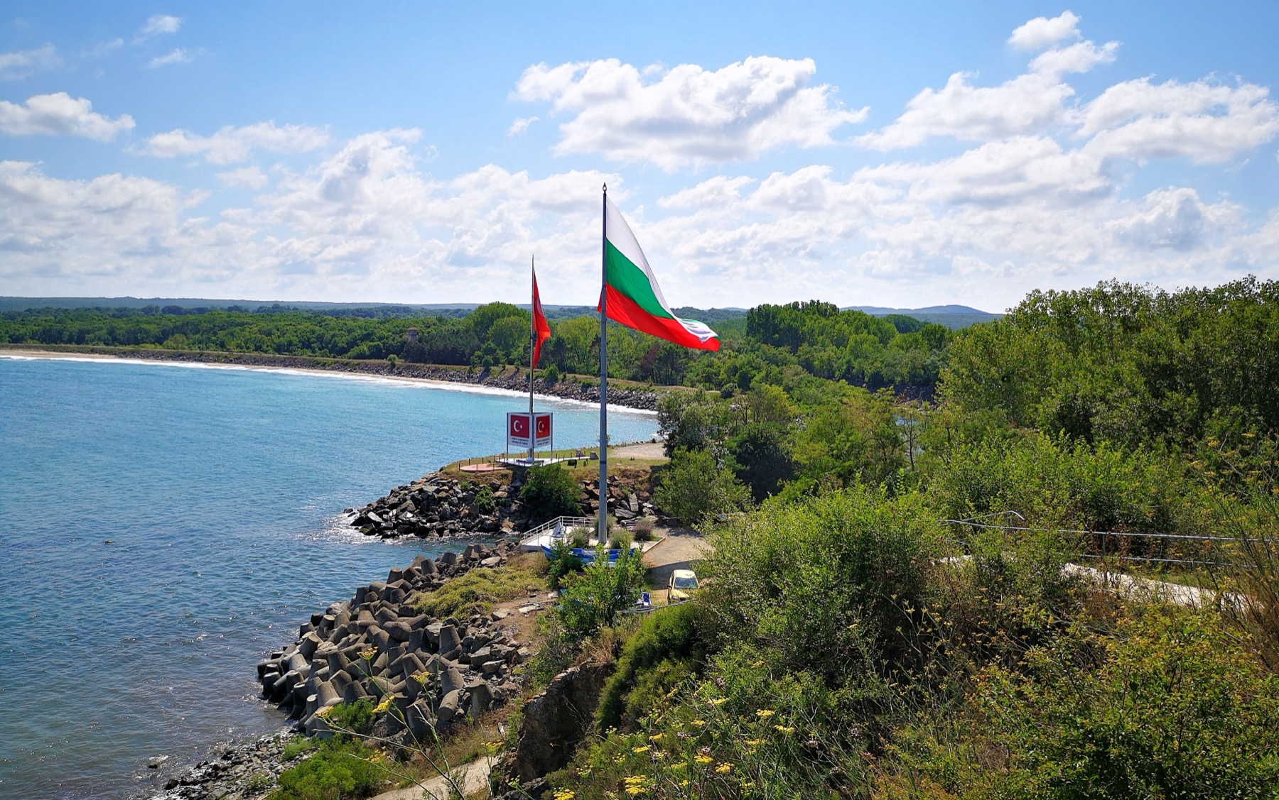 Primorsko e la costa sud della Bulgaria: 18 consigli su cosa vedere e dove fare il bagno 2026 24 Bandiera bulgara alla foce del fiume Rezovska al confine con la Turchia