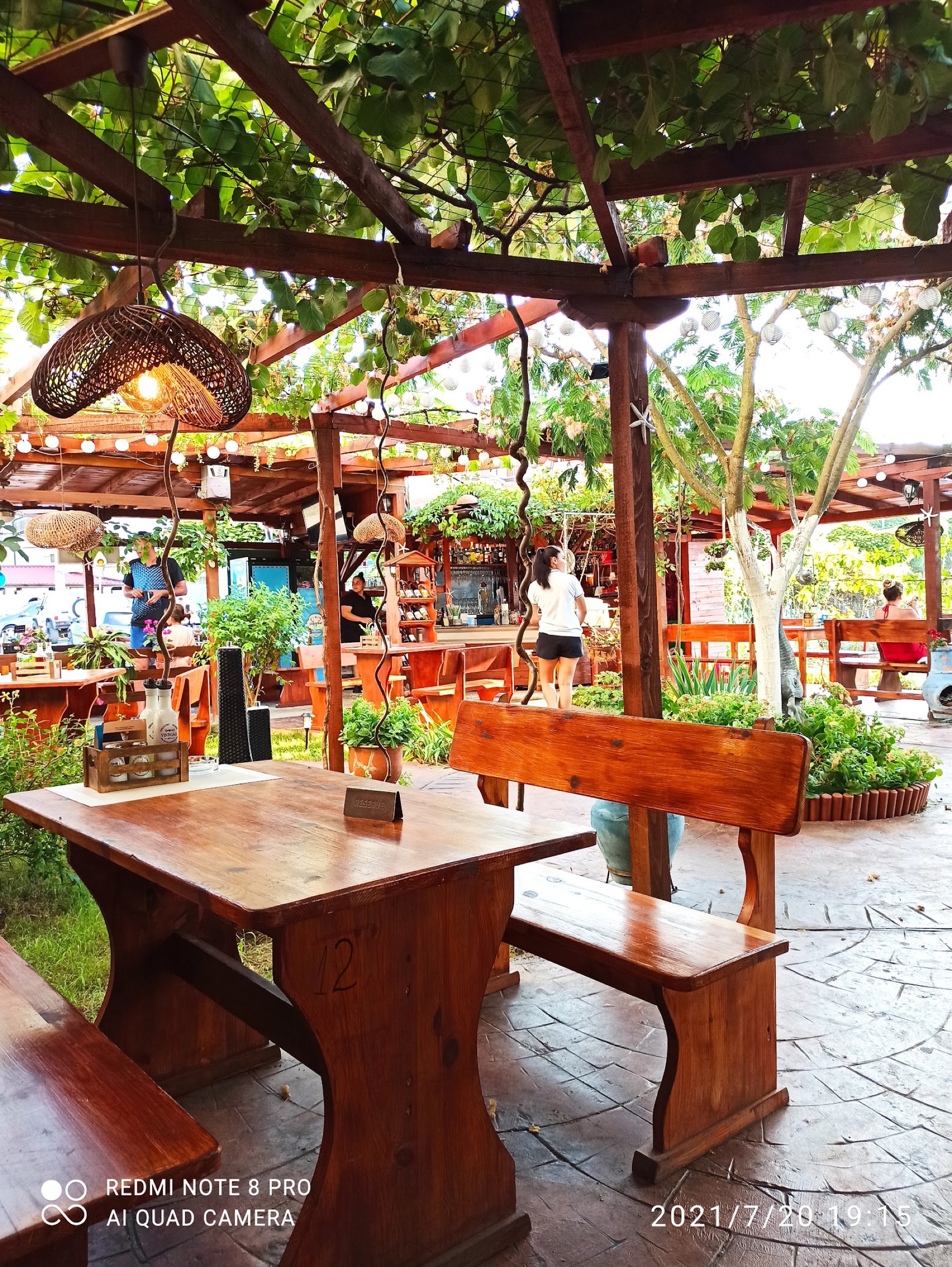 Primorsko e la costa sud della Bulgaria: 18 consigli su cosa vedere e dove fare il bagno 2026 29 Ristorante con pergolato in giardino a Primorsko