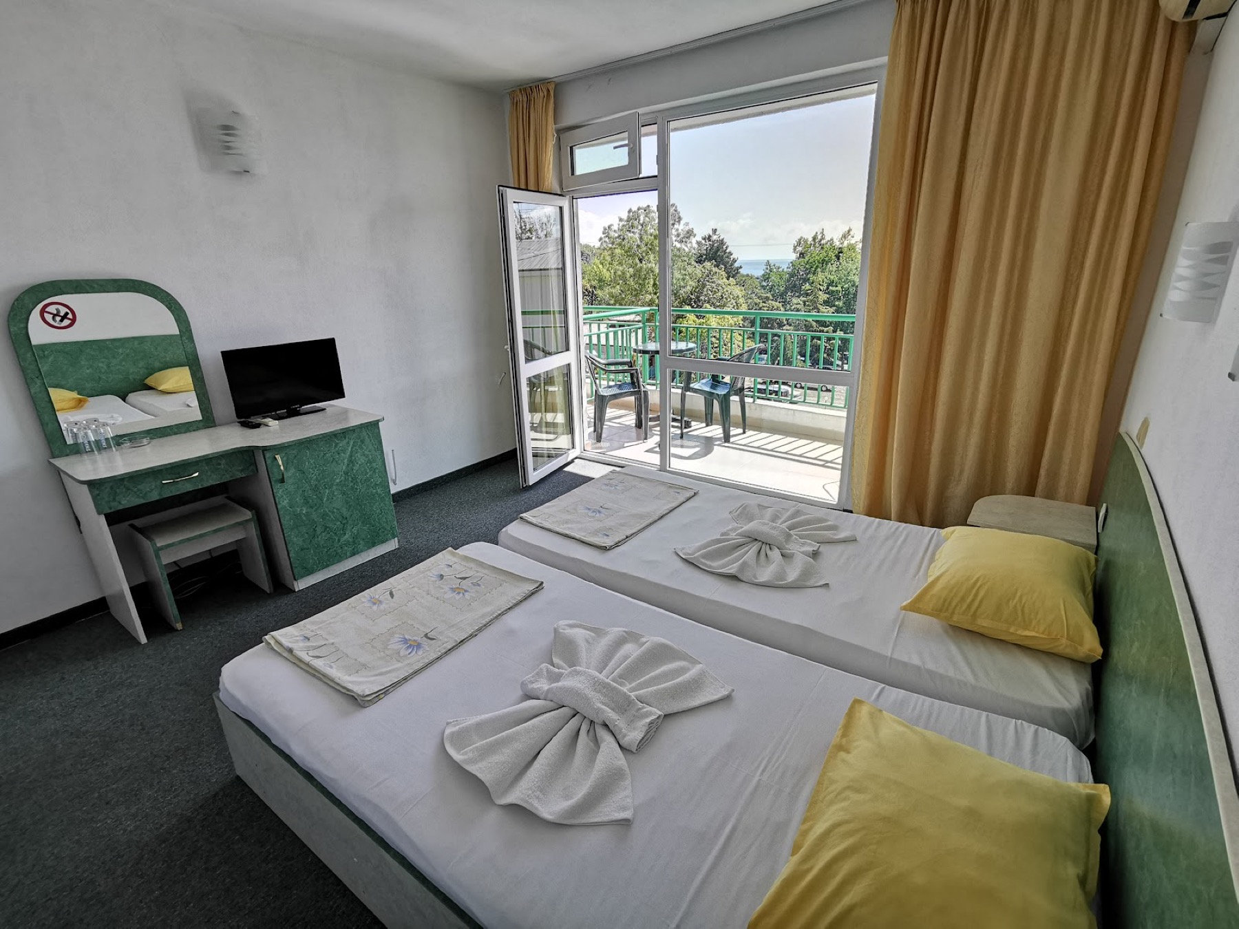 Primorsko e la costa sud della Bulgaria: 18 consigli su cosa vedere e dove fare il bagno 2026 30 Camera con balcone in un hotel a Primorsko