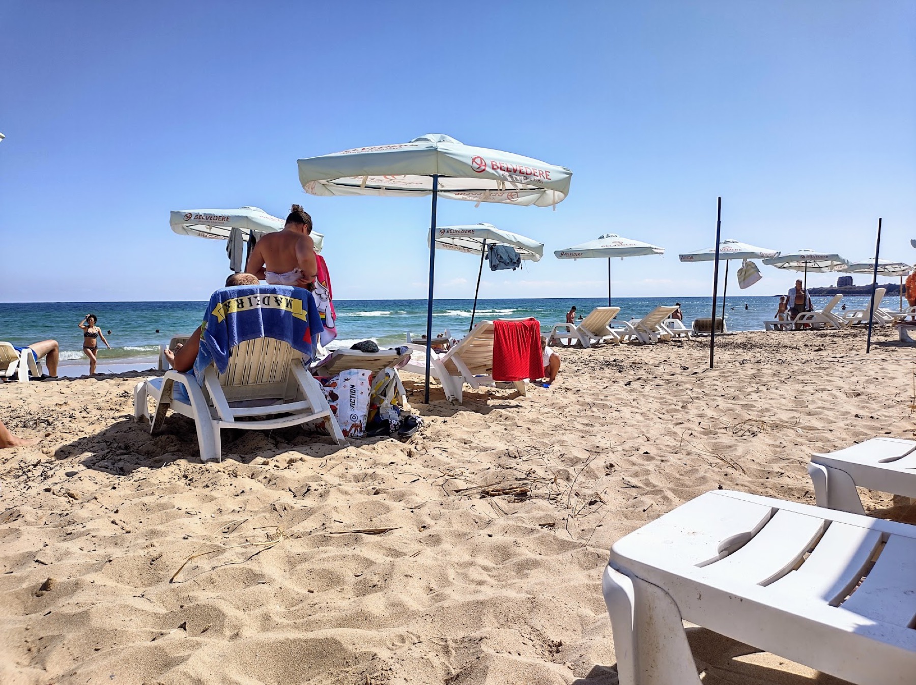 Primorsko e la costa sud della Bulgaria: 18 consigli su cosa vedere e dove fare il bagno 2026 32 Ombrelloni e lettini su una spiaggia vicino a Primorsko
