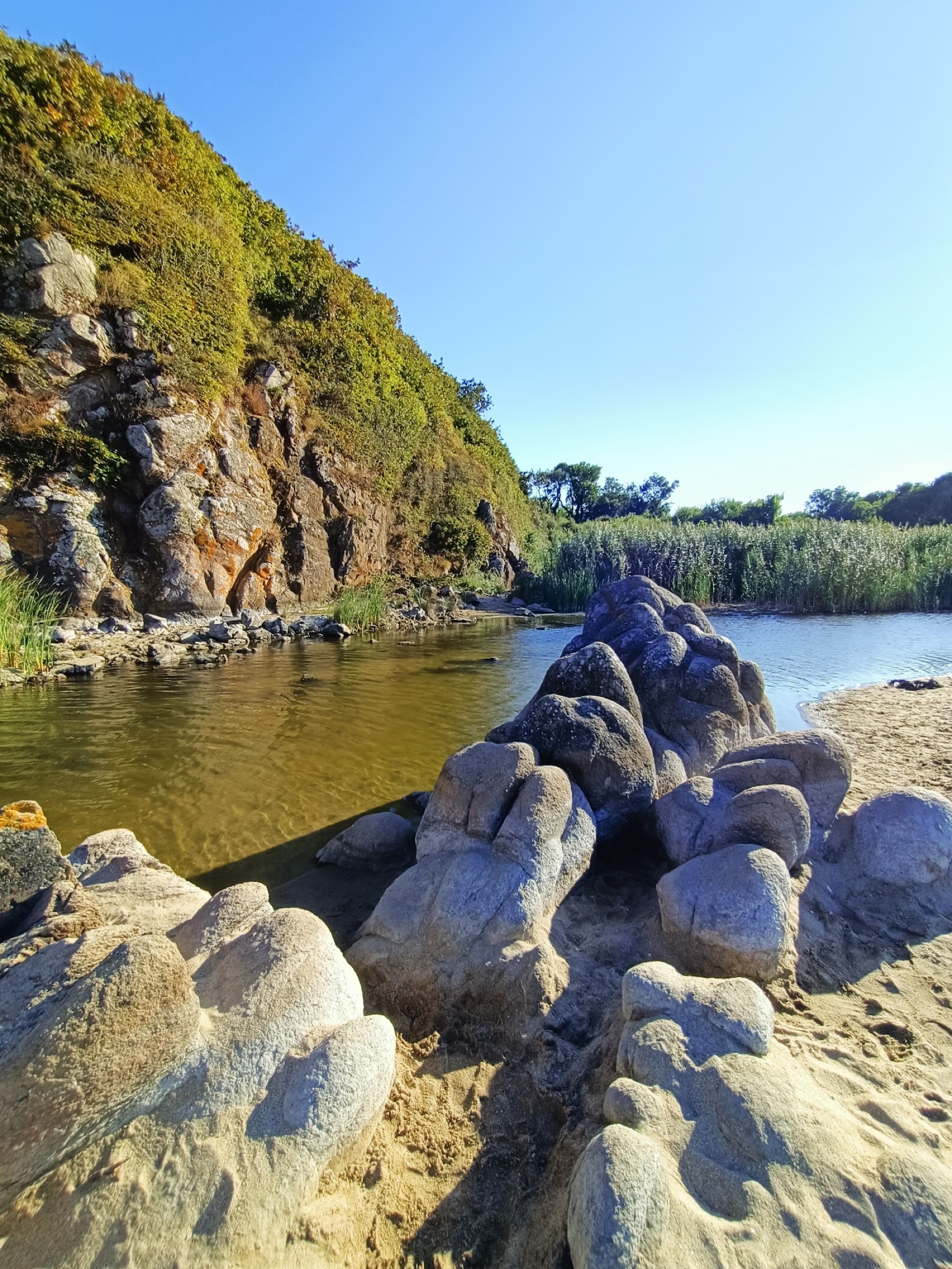 Primorsko e la costa sud della Bulgaria: 18 consigli su cosa vedere e dove fare il bagno 2026 33 Scogli in acque basse vicino a Sinemorets